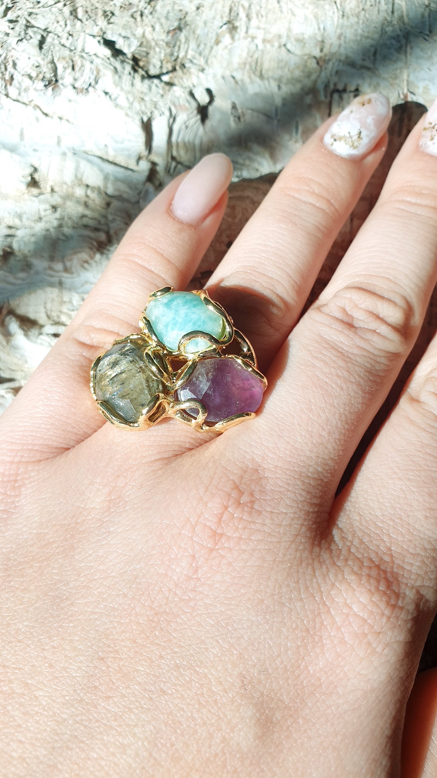 Anello in ottone con pietre dure