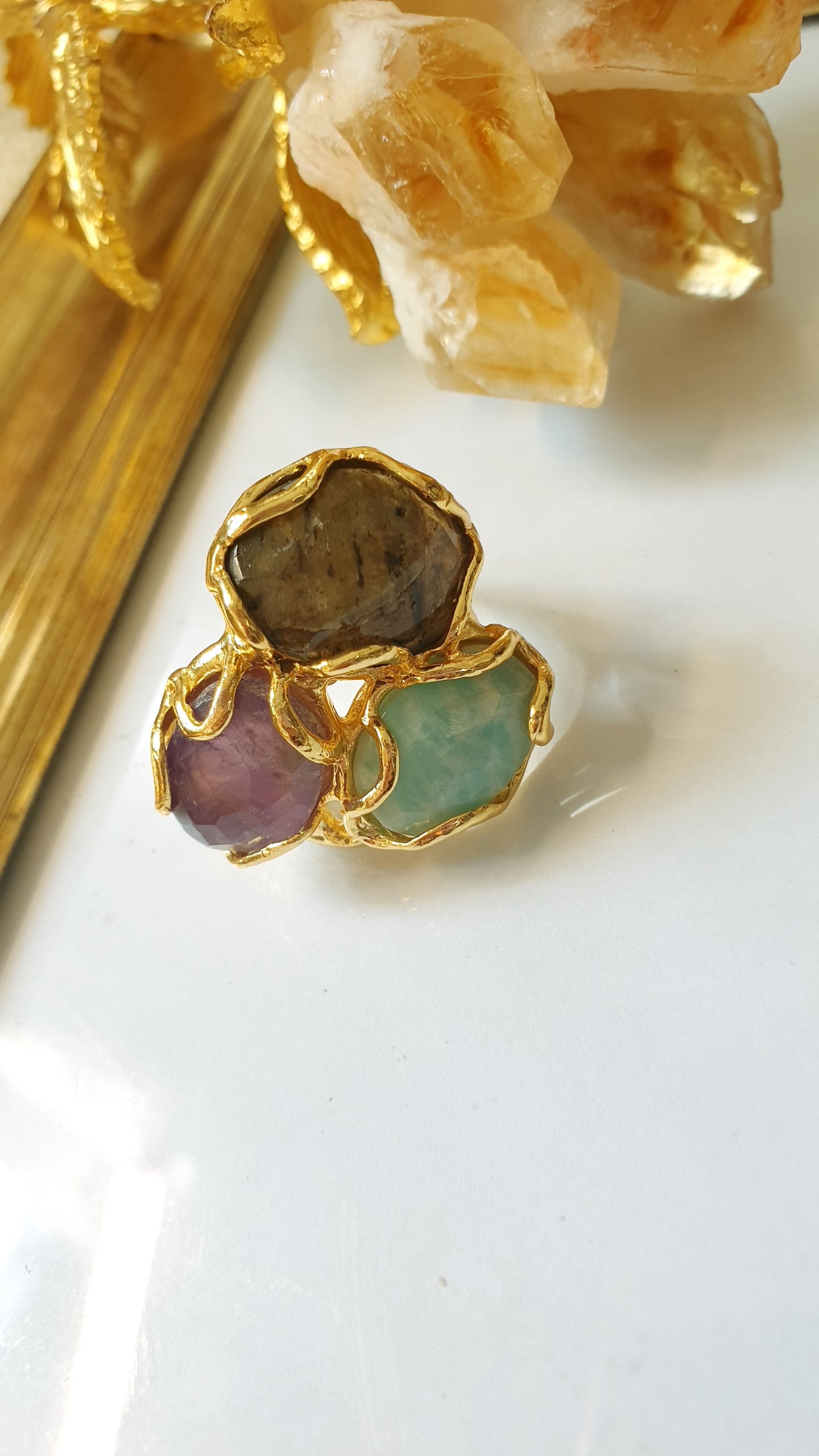 Anello in ottone con pietre dure