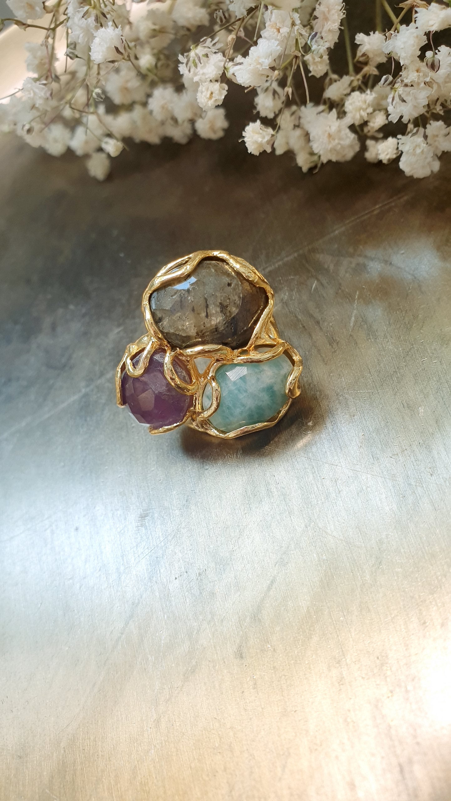Anello in ottone con pietre dure