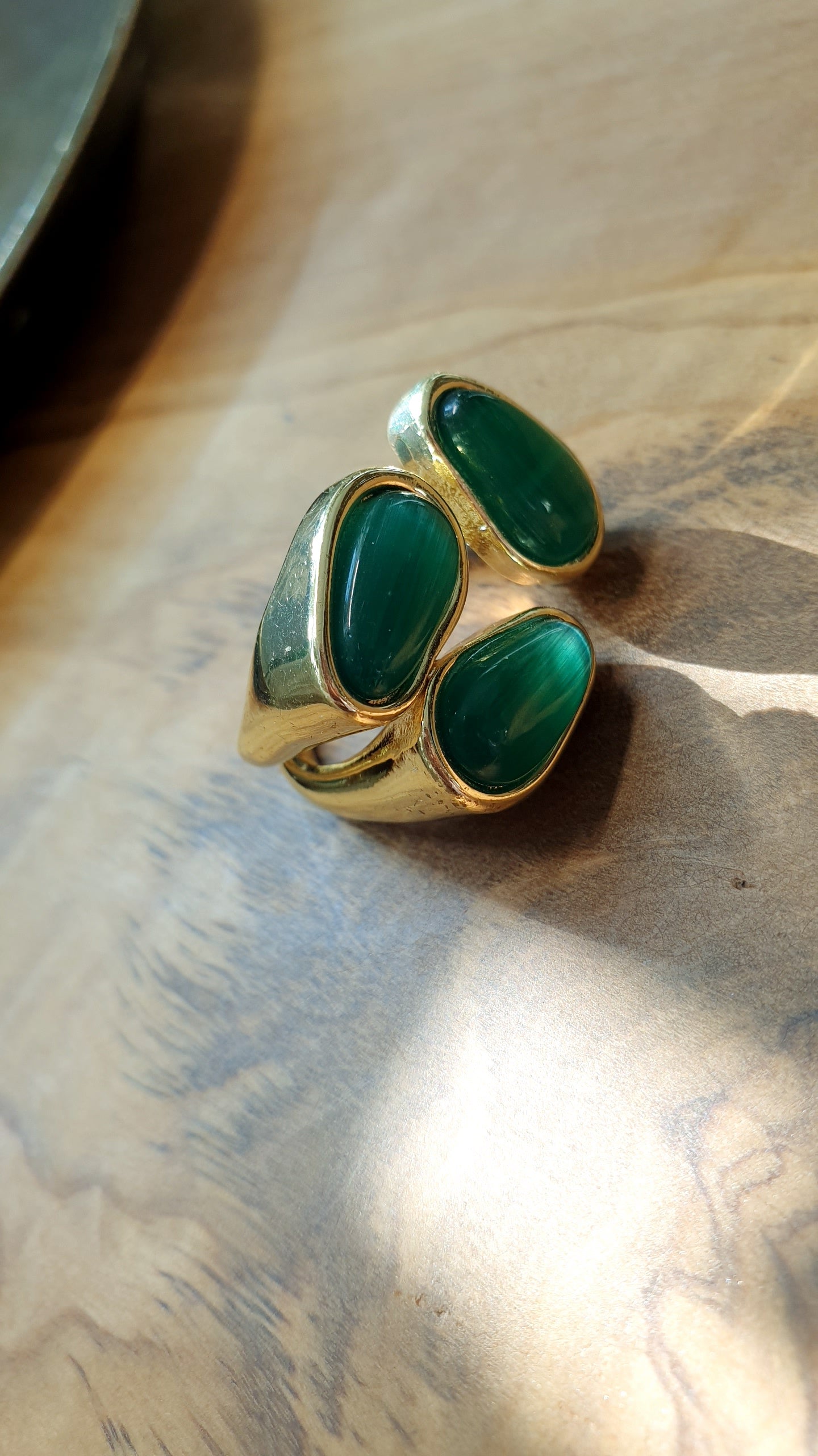Anello in bronzo con occhio di gatto verde