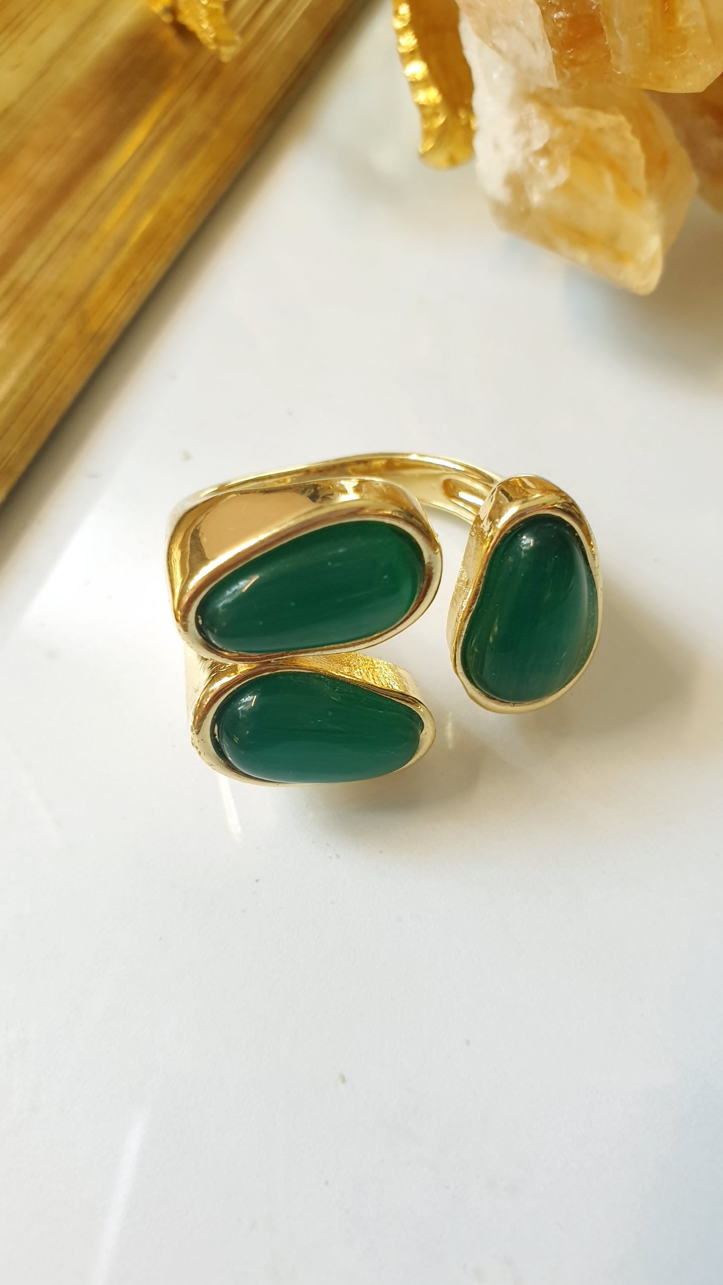 Anello in bronzo con occhio di gatto verde