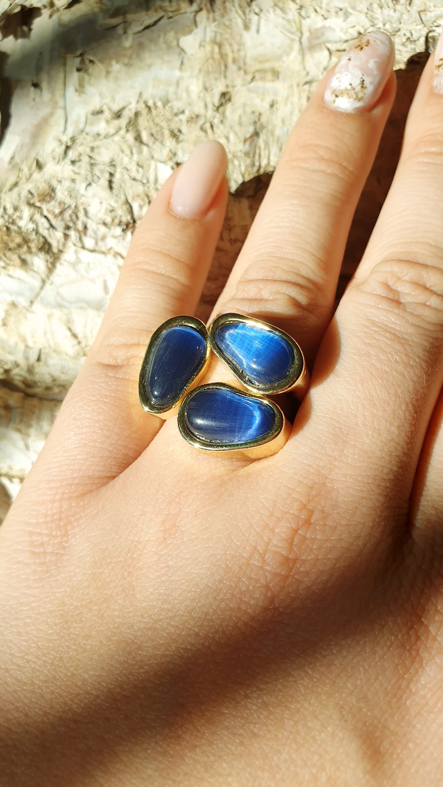 Anello in bronzo con occhio di gatto blu.