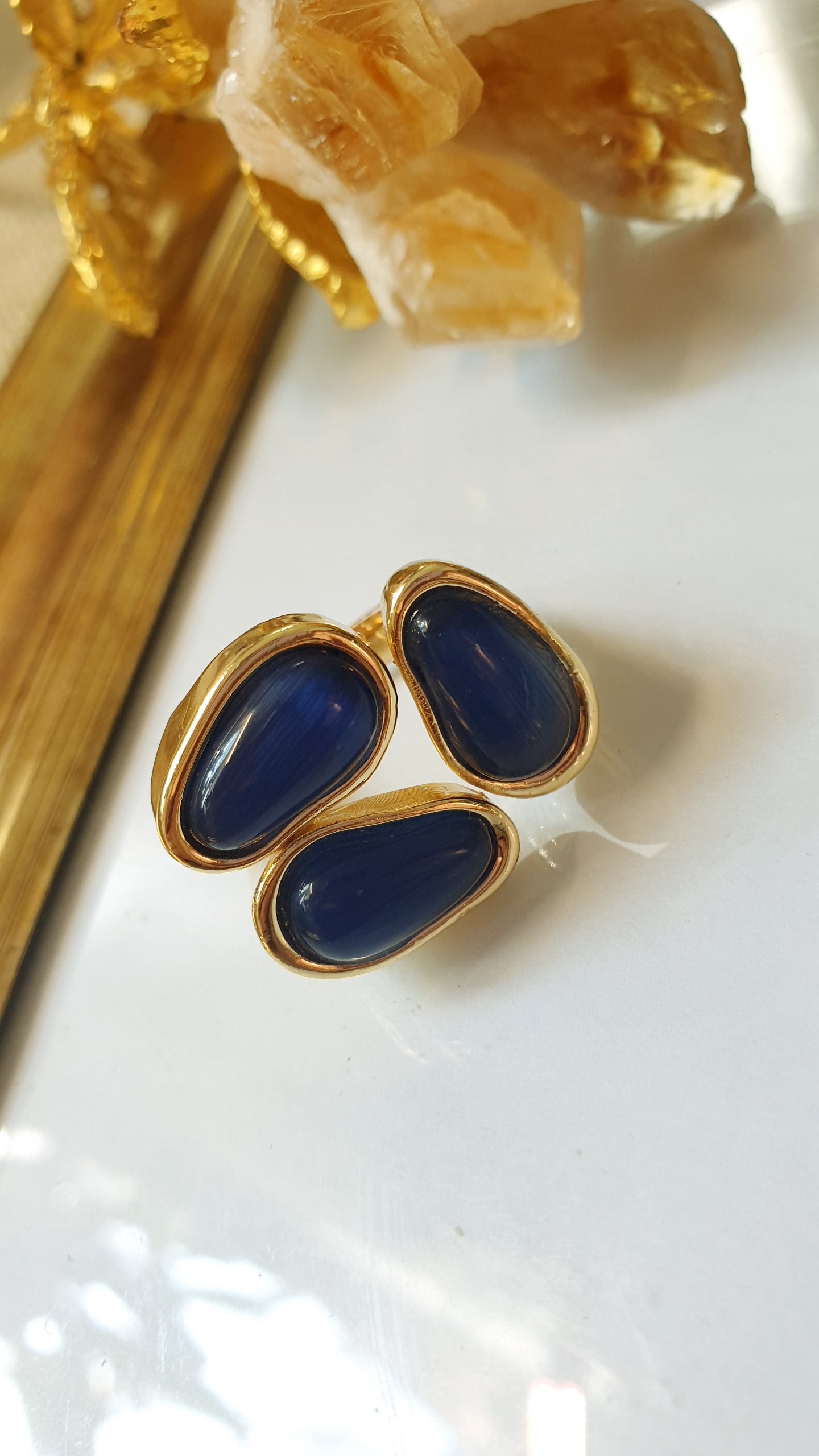 Anello in bronzo con occhio di gatto blu.