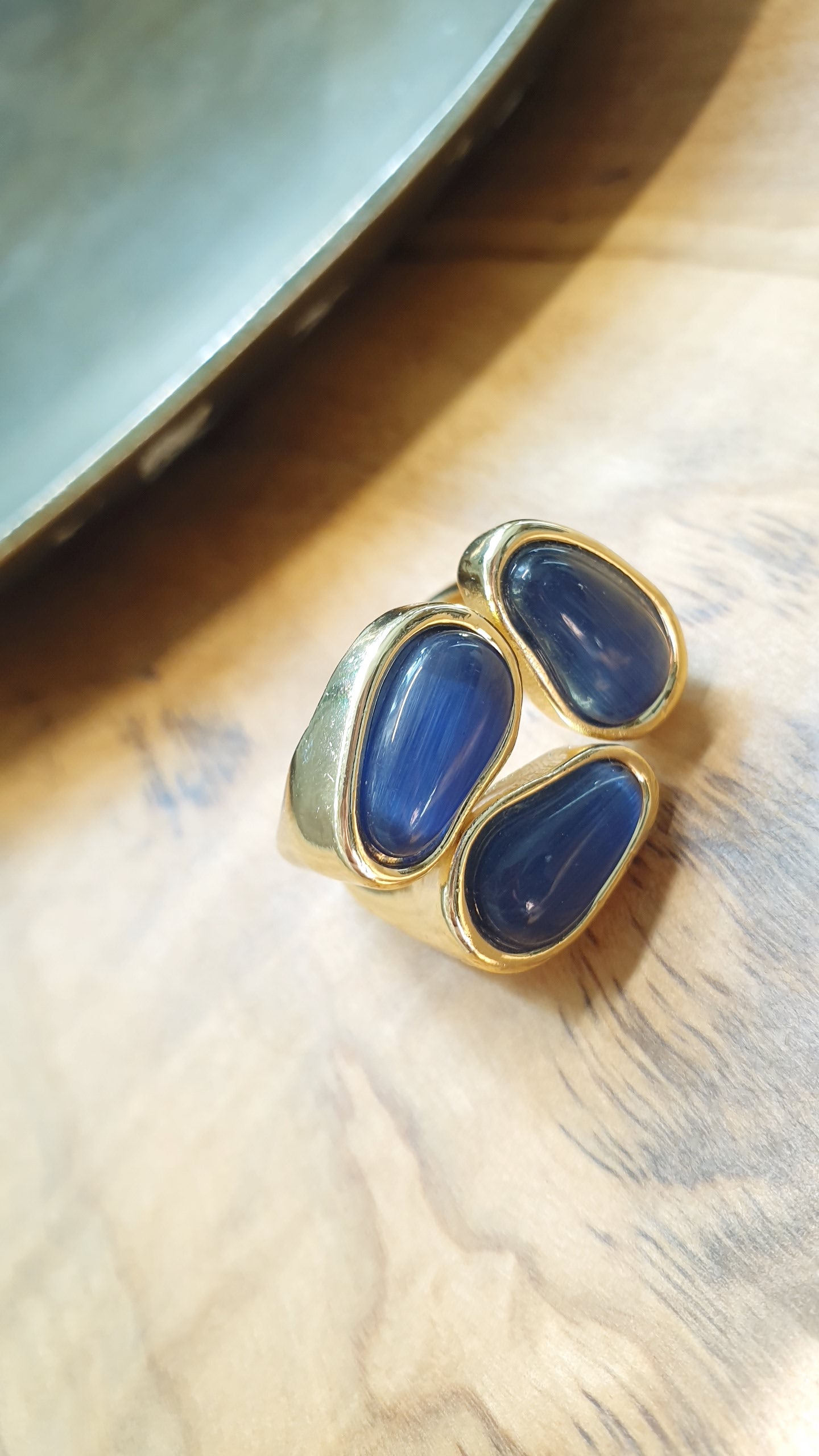 Anello in bronzo con occhio di gatto blu.
