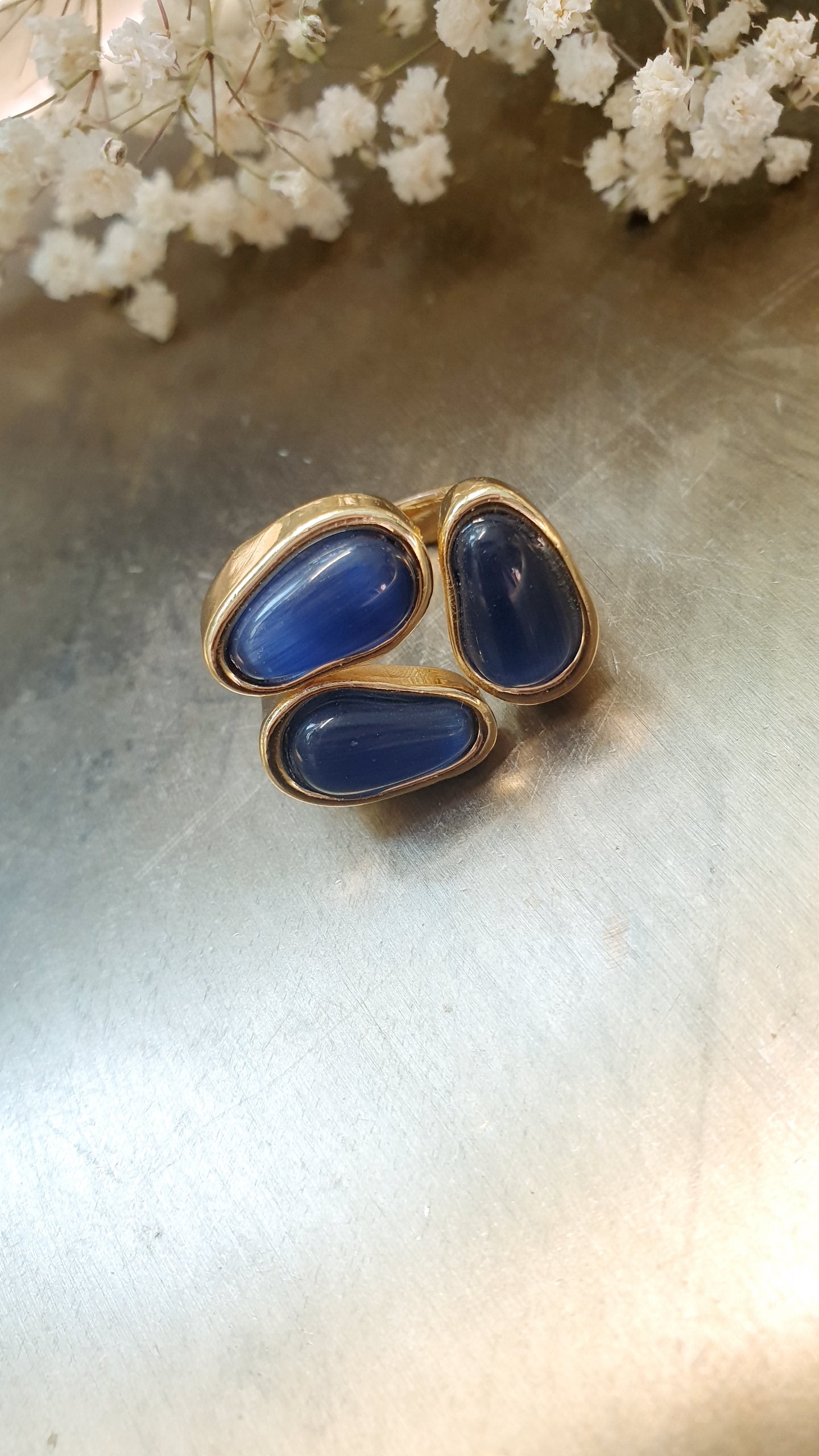 Anello in bronzo con occhio di gatto blu.