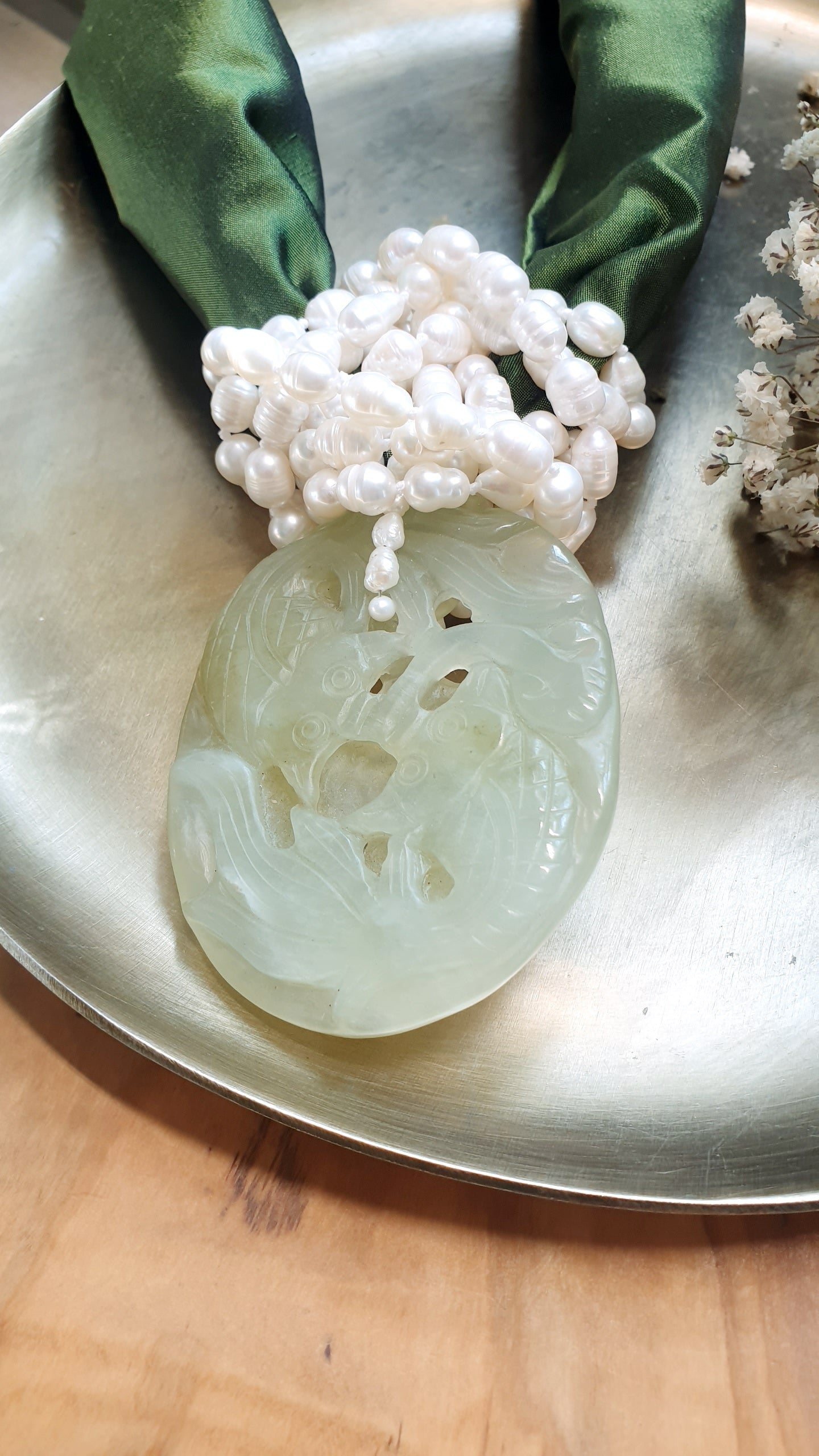 Collana in seta con giada e perle di fiume