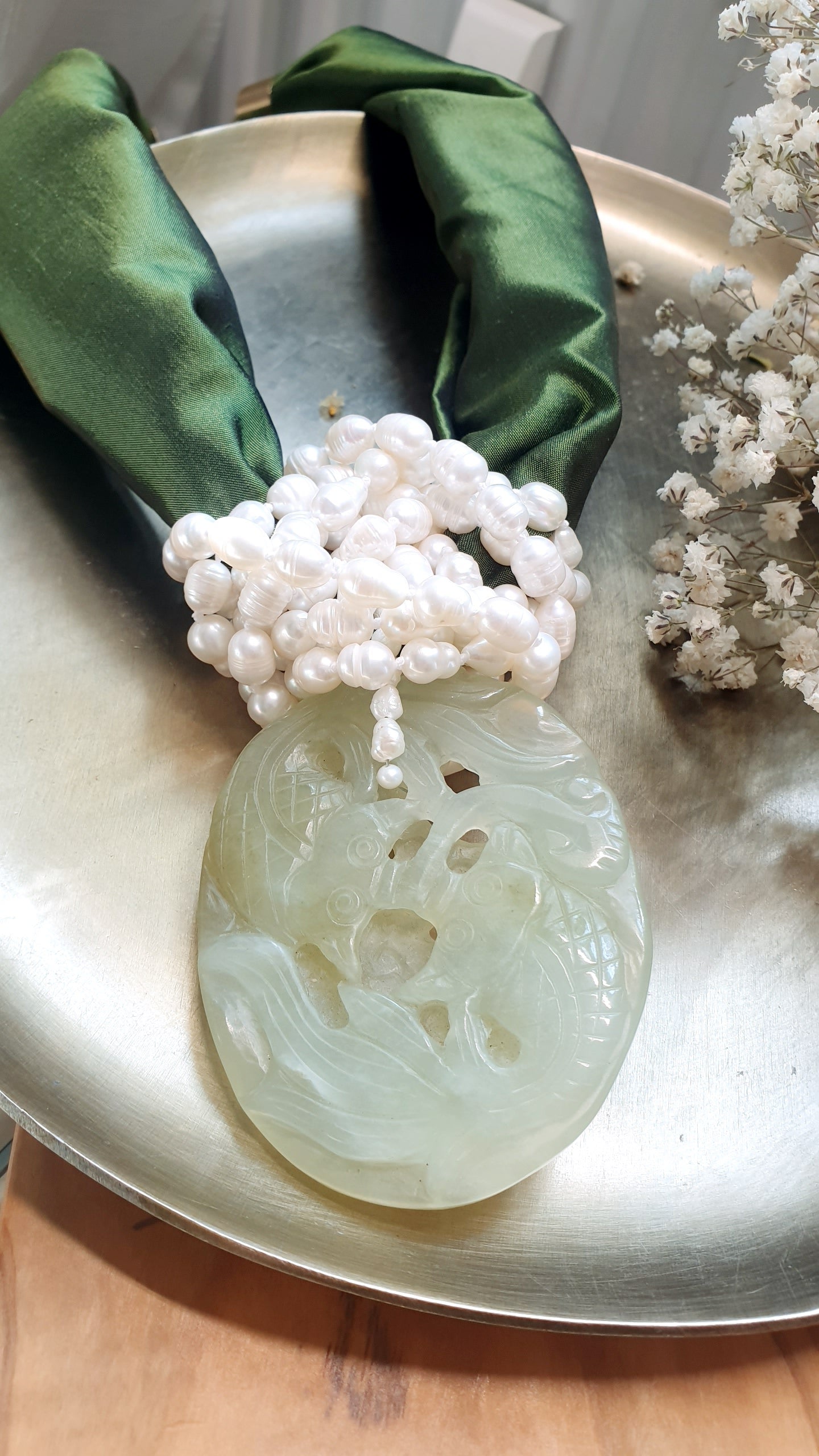 Collana in seta con giada e perle di fiume