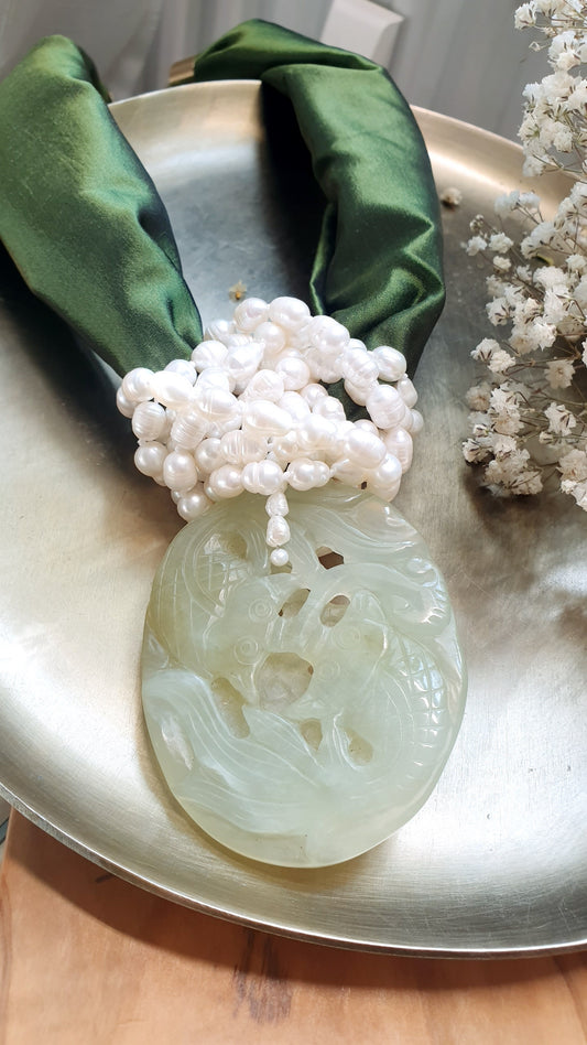 Collana in seta con giada e perle di fiume