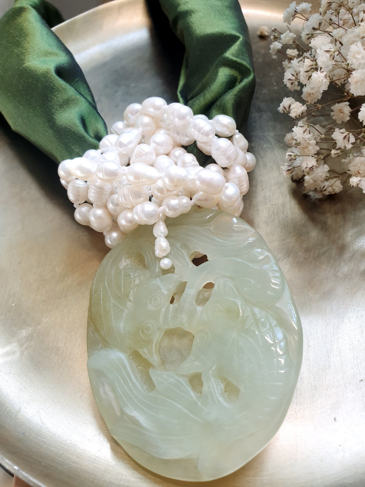 Collana in seta con giada e perle di fiume