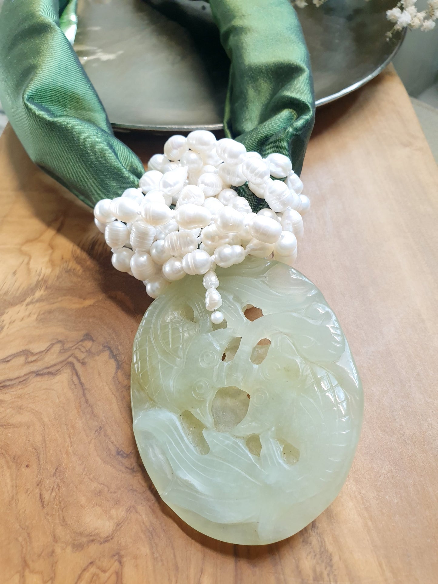 Collana in seta con giada e perle di fiume