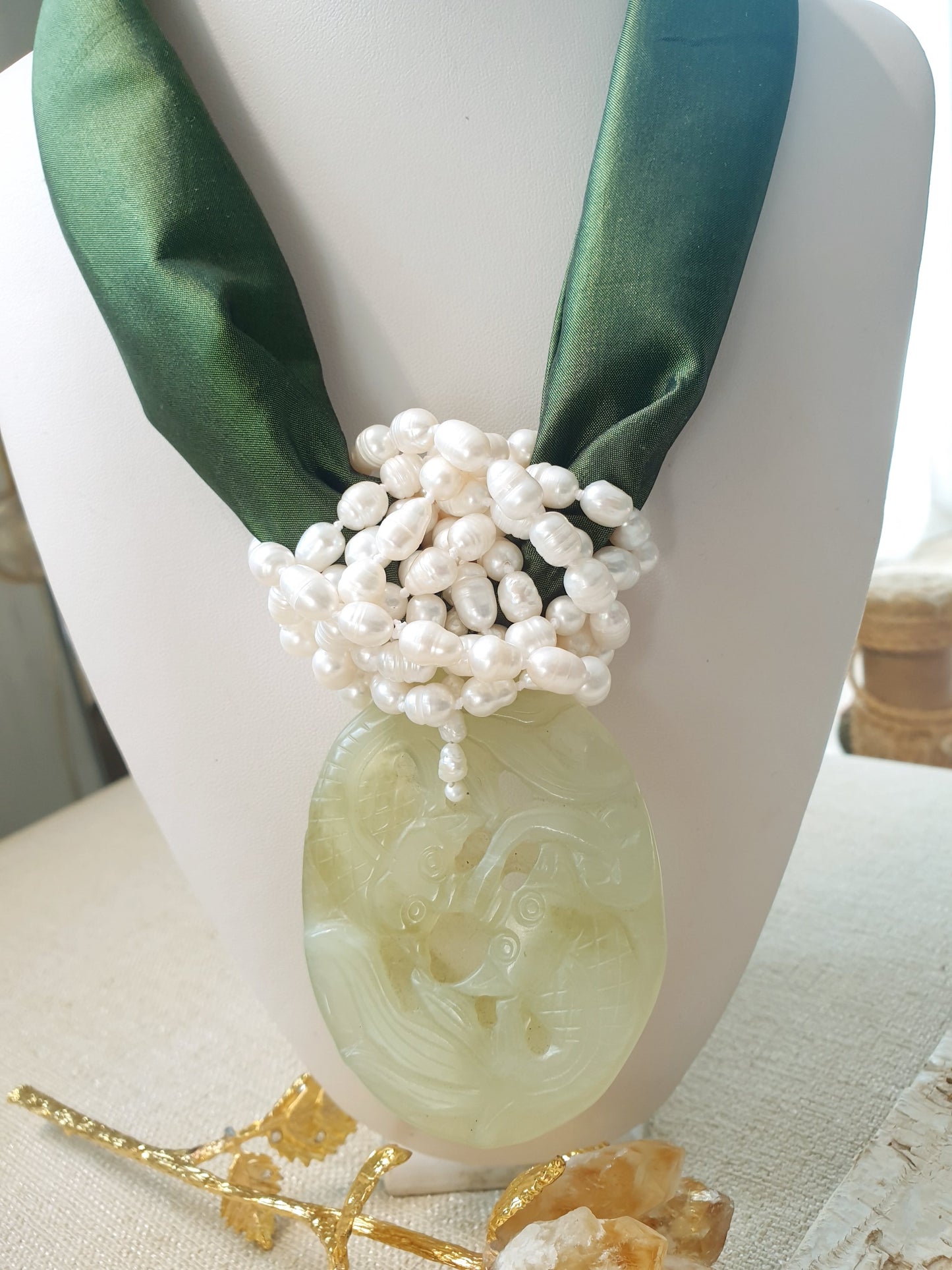 Collana in seta con giada e perle di fiume