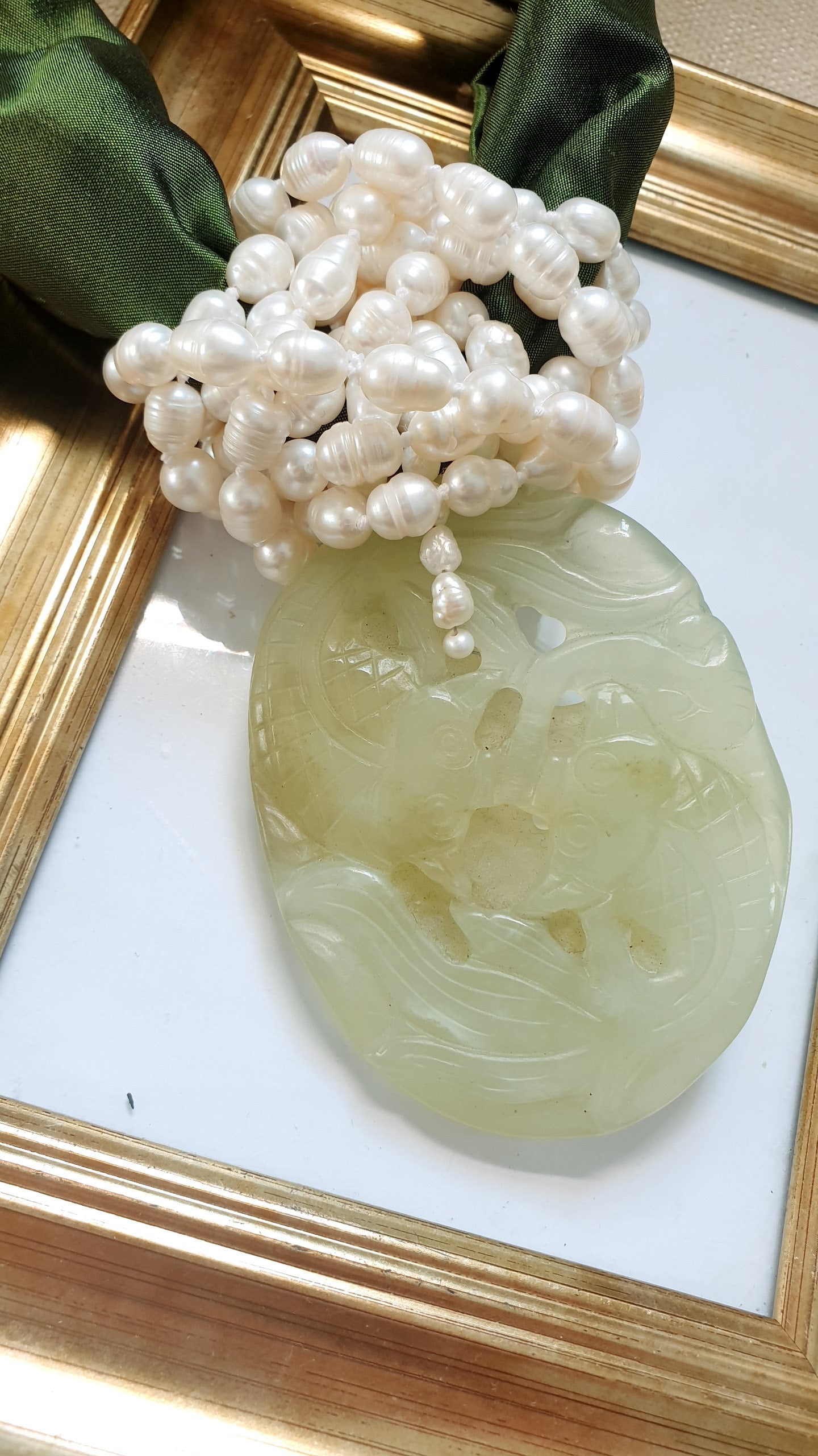 Collana in seta con giada e perle di fiume