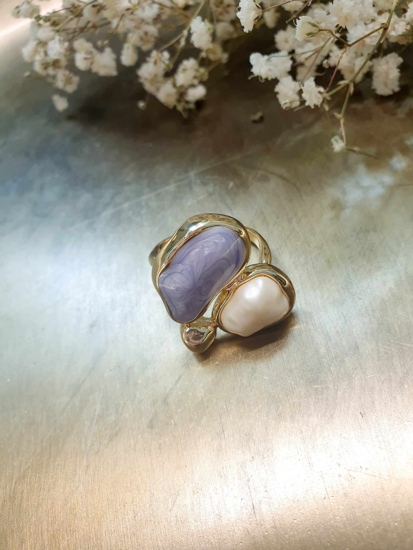 Anello in bronzo con perla e smalto