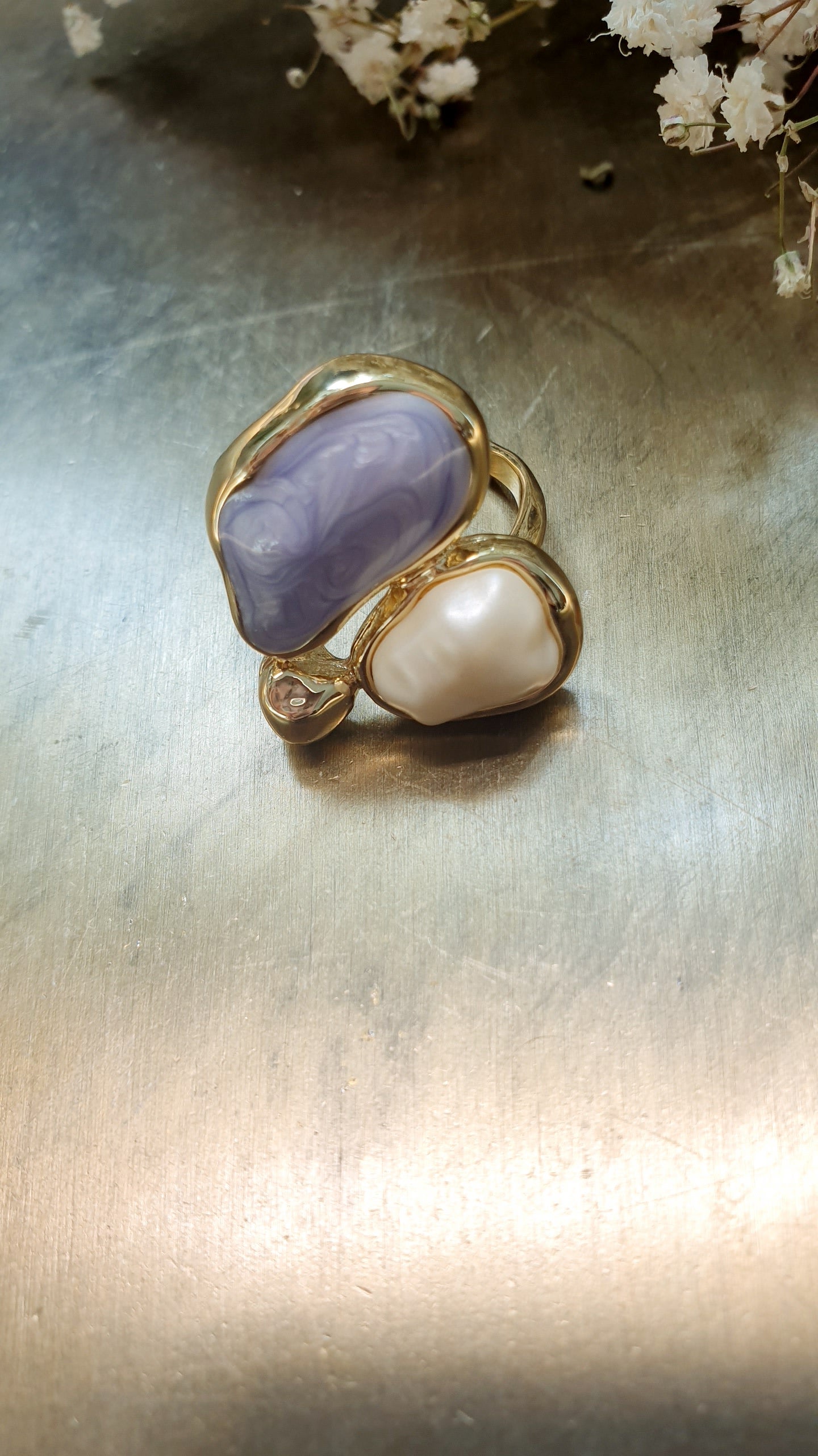 Anello in bronzo con perla e smalto