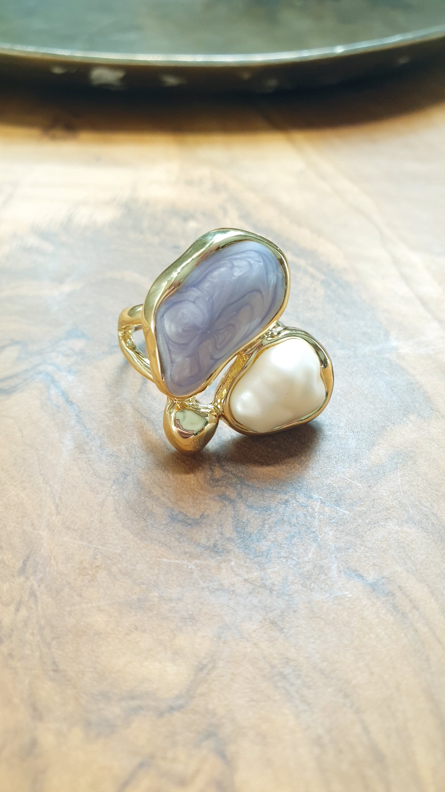 Anello in bronzo con perla e smalto