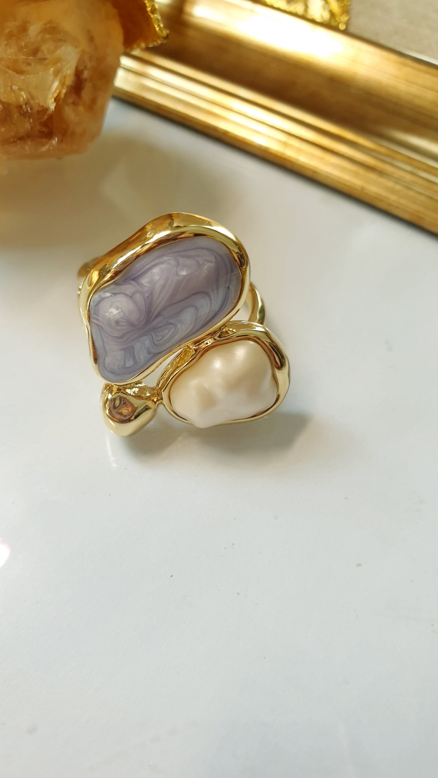 Anello in bronzo con perla e smalto