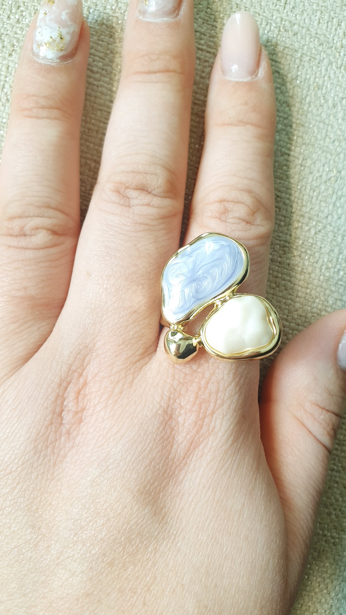 Anello in bronzo con perla e smalto