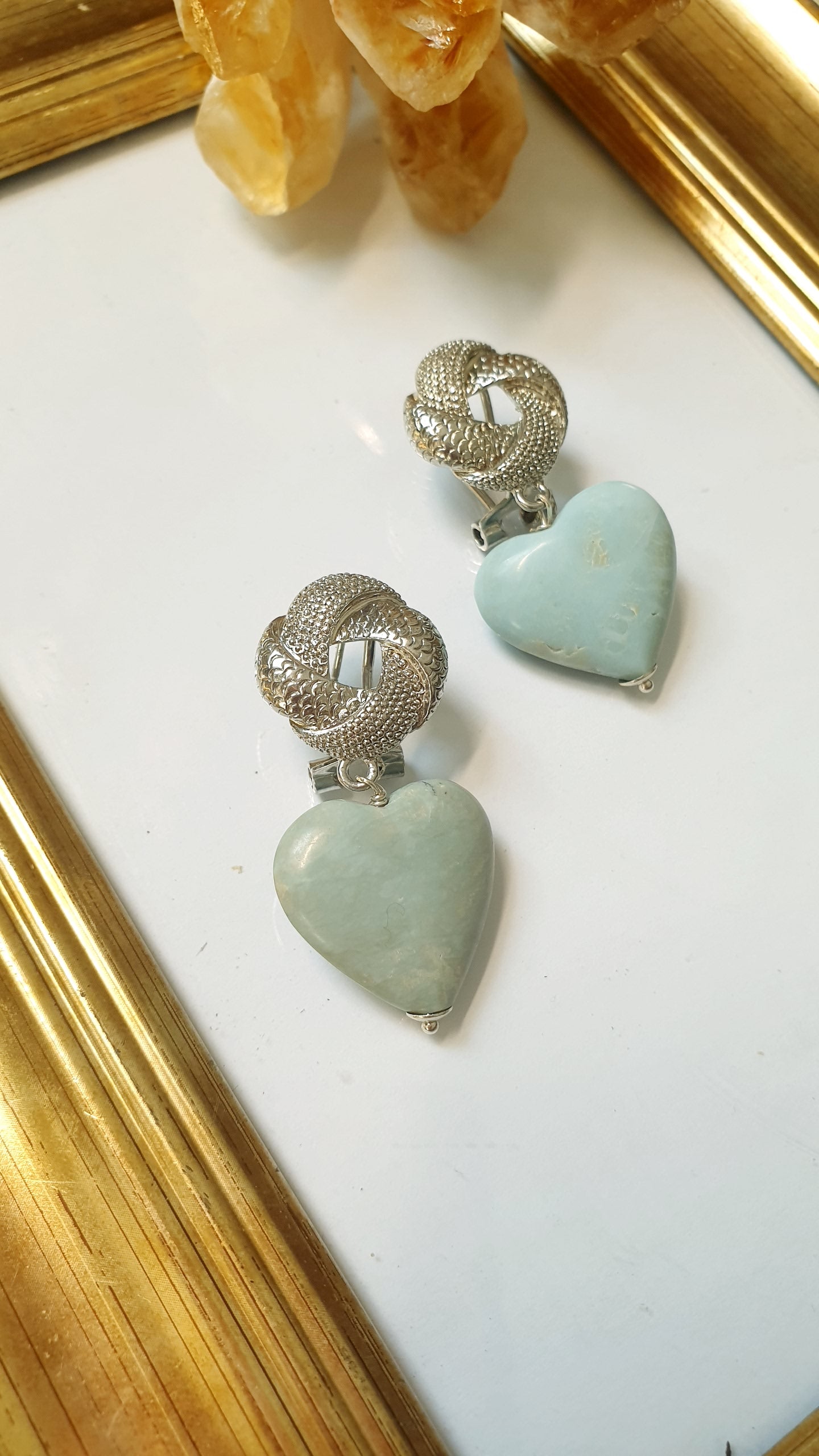 Orecchini in ottone con cuore di agata