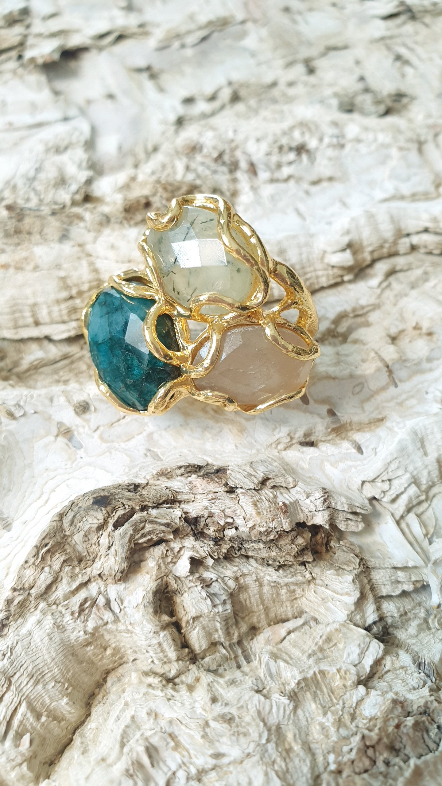 Anello di ottone con pietre vere