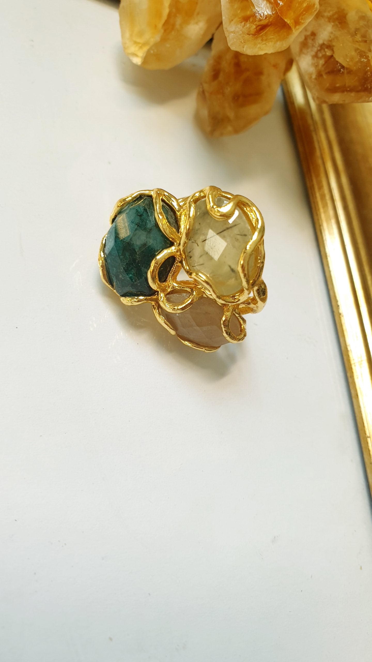 Anello di ottone con pietre vere