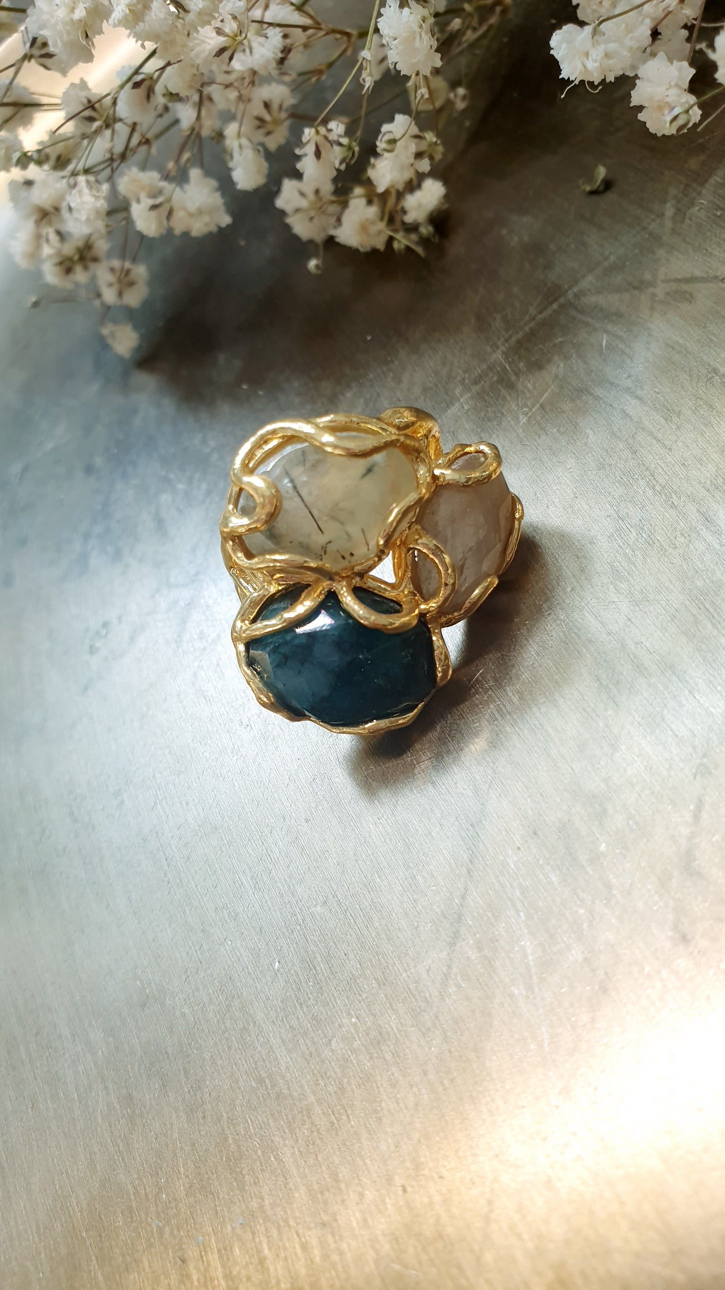 Anello di ottone con pietre vere