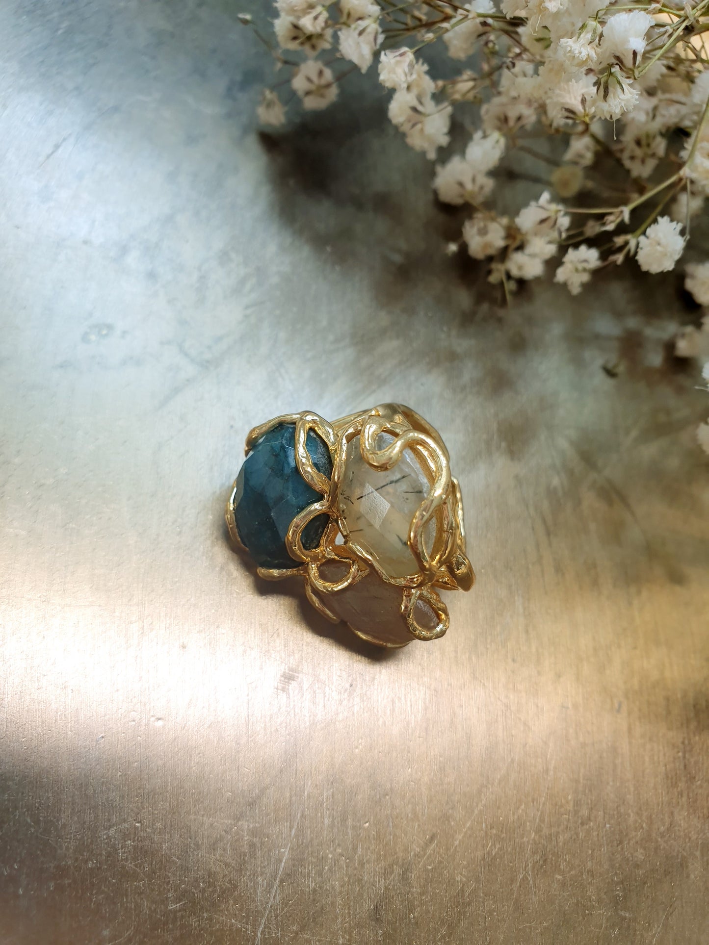 Anello di ottone con pietre vere
