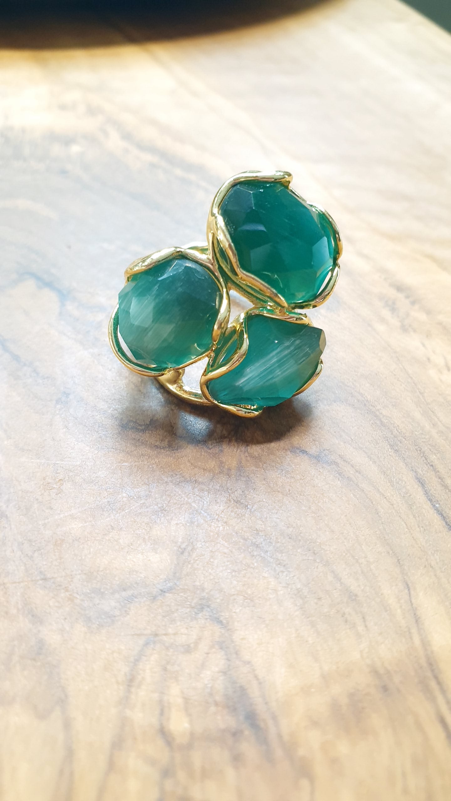 Anello in bronzo con occhio di gatto verde