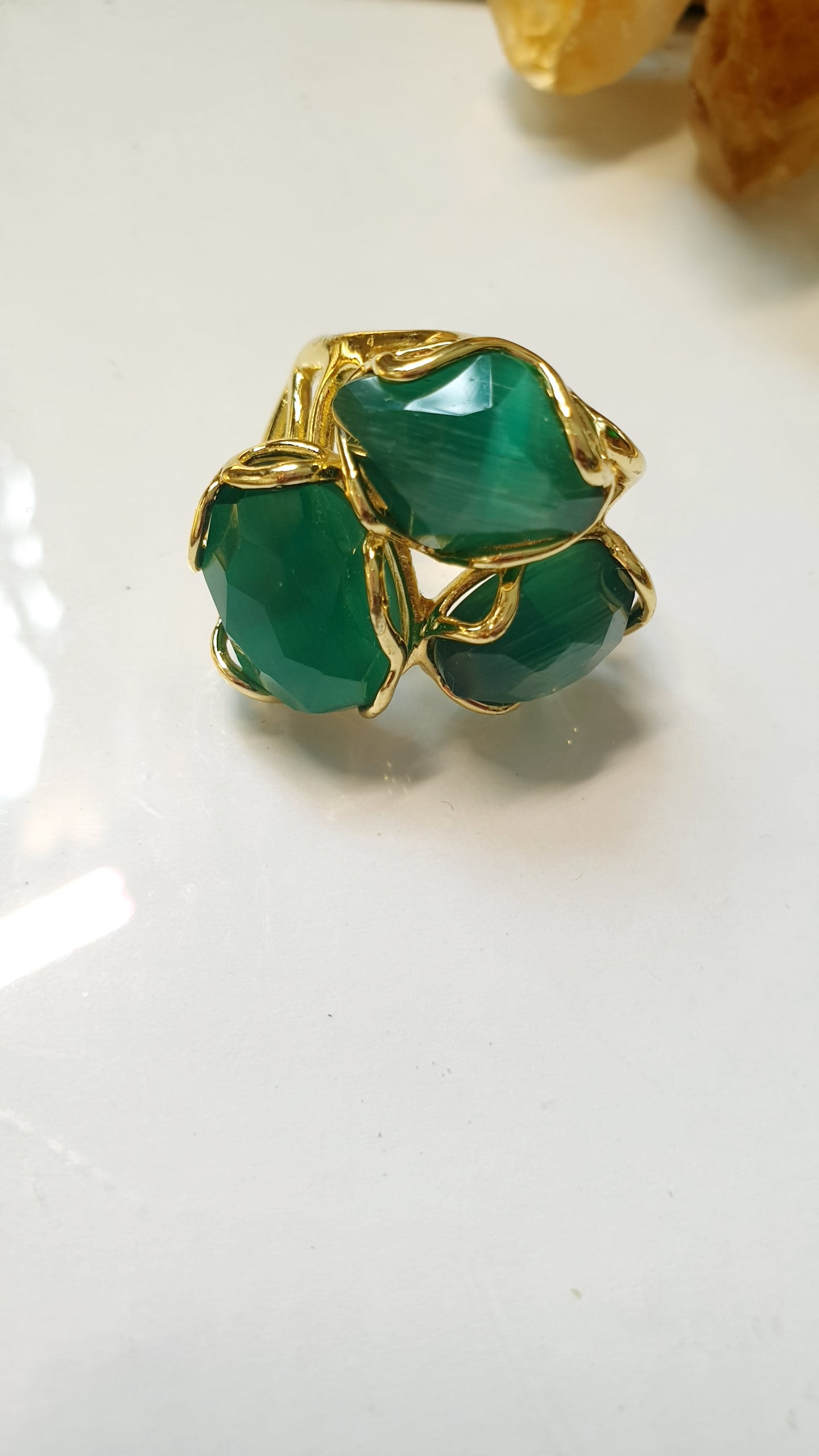 Anello in bronzo con occhio di gatto verde