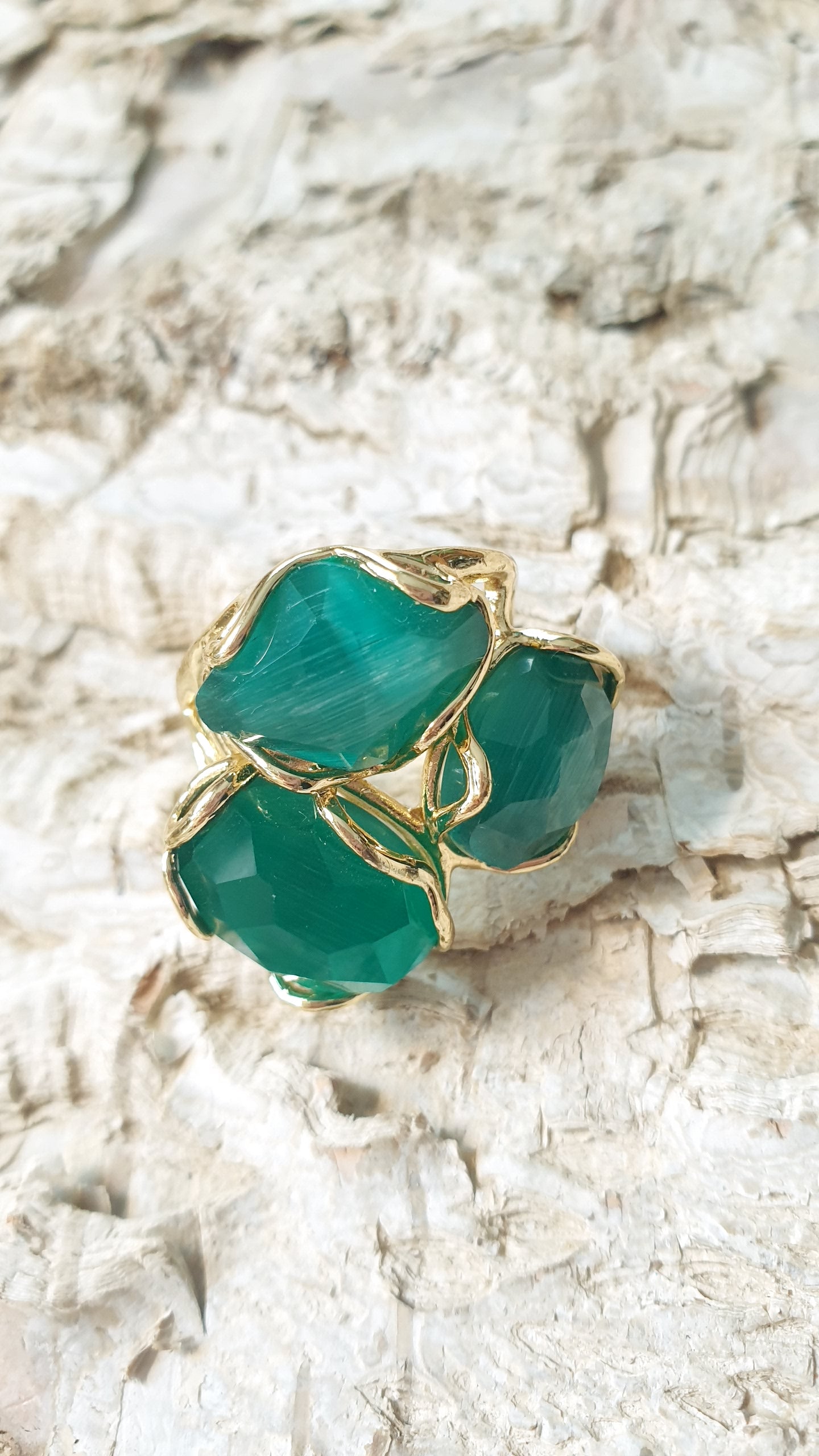 Anello in bronzo con occhio di gatto verde
