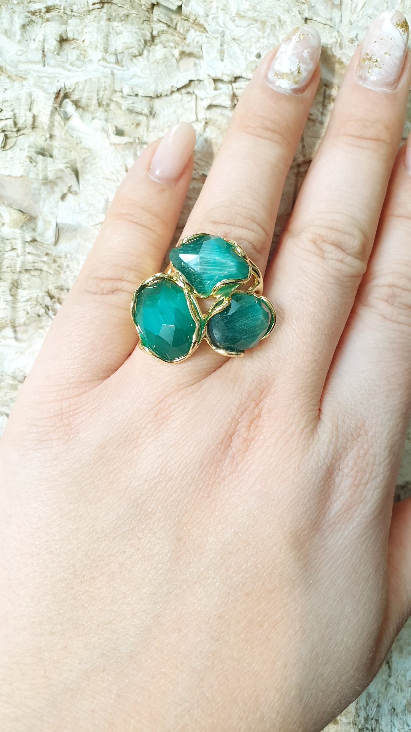 Anello in bronzo con occhio di gatto verde