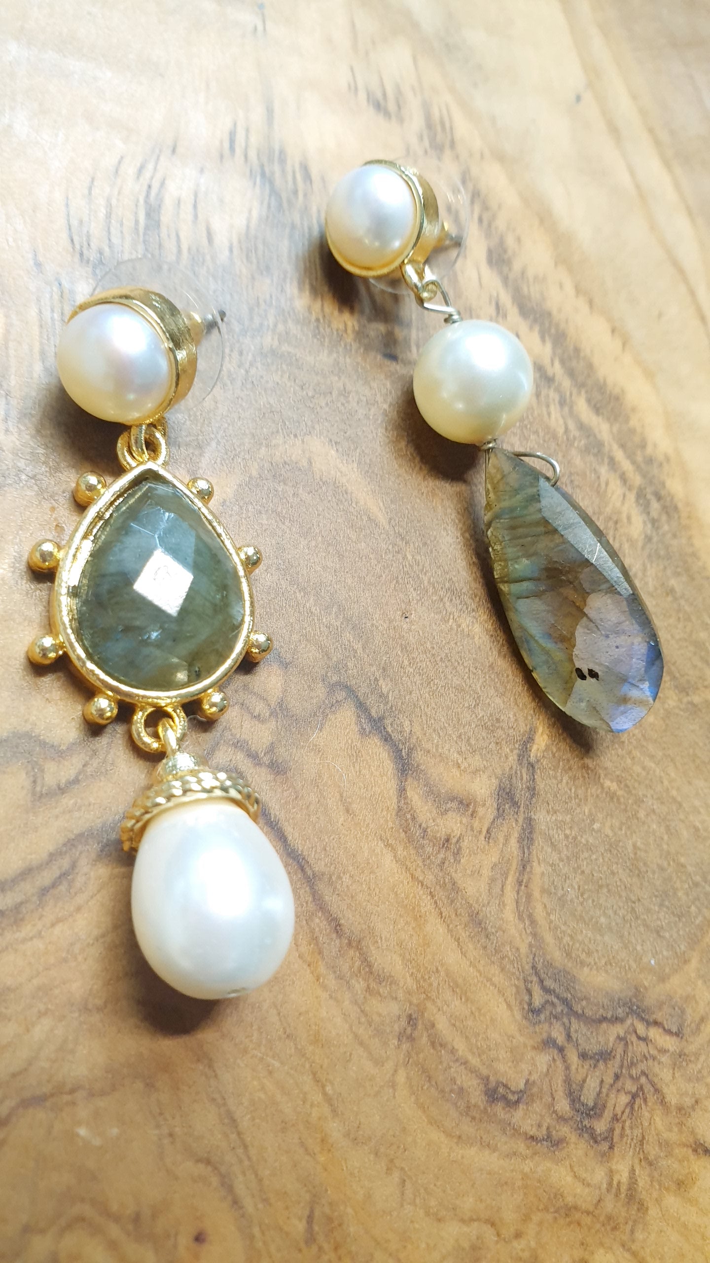 Orecchini in ottone con labradorite e perle