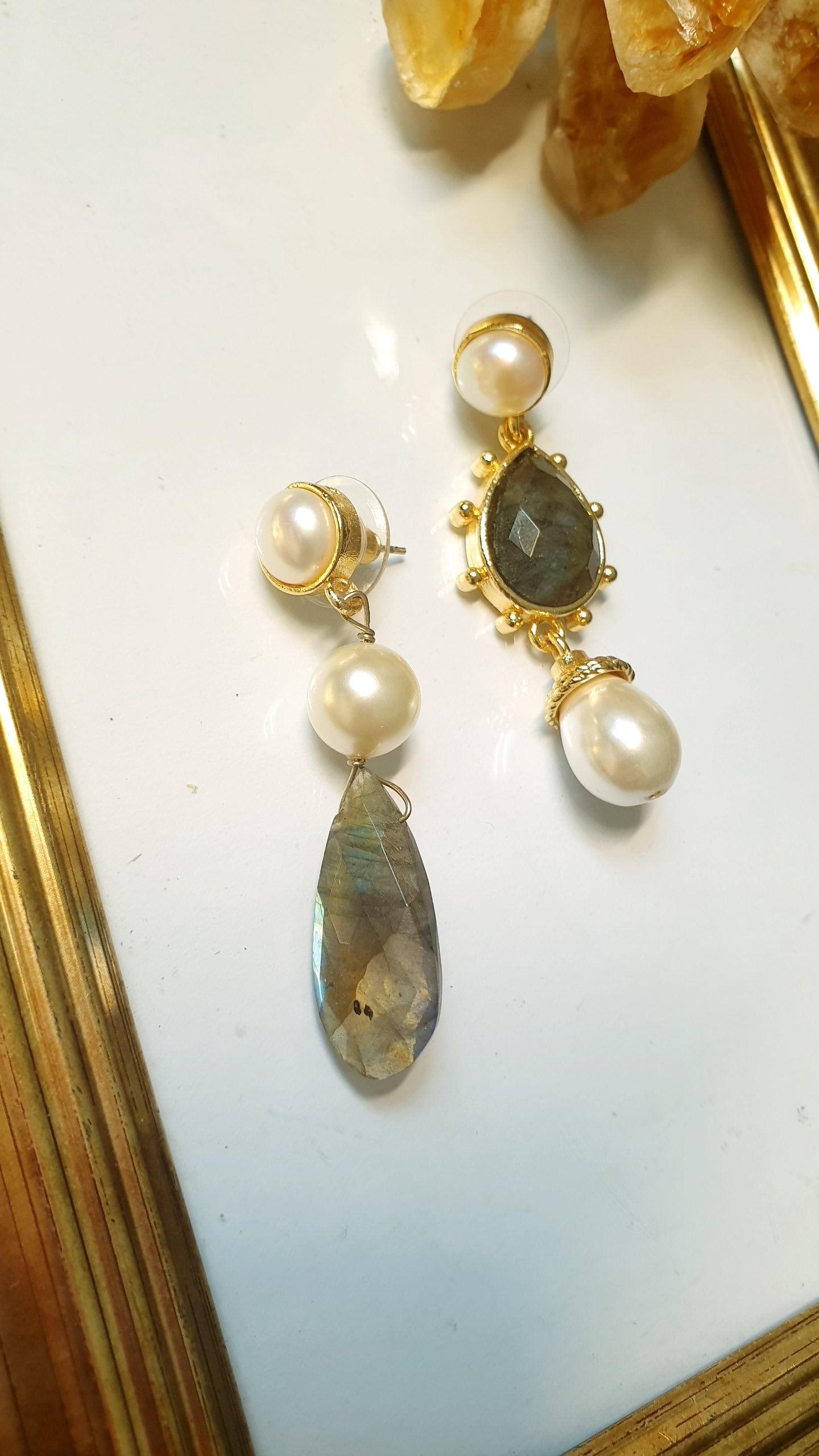 Orecchini in ottone con labradorite e perle