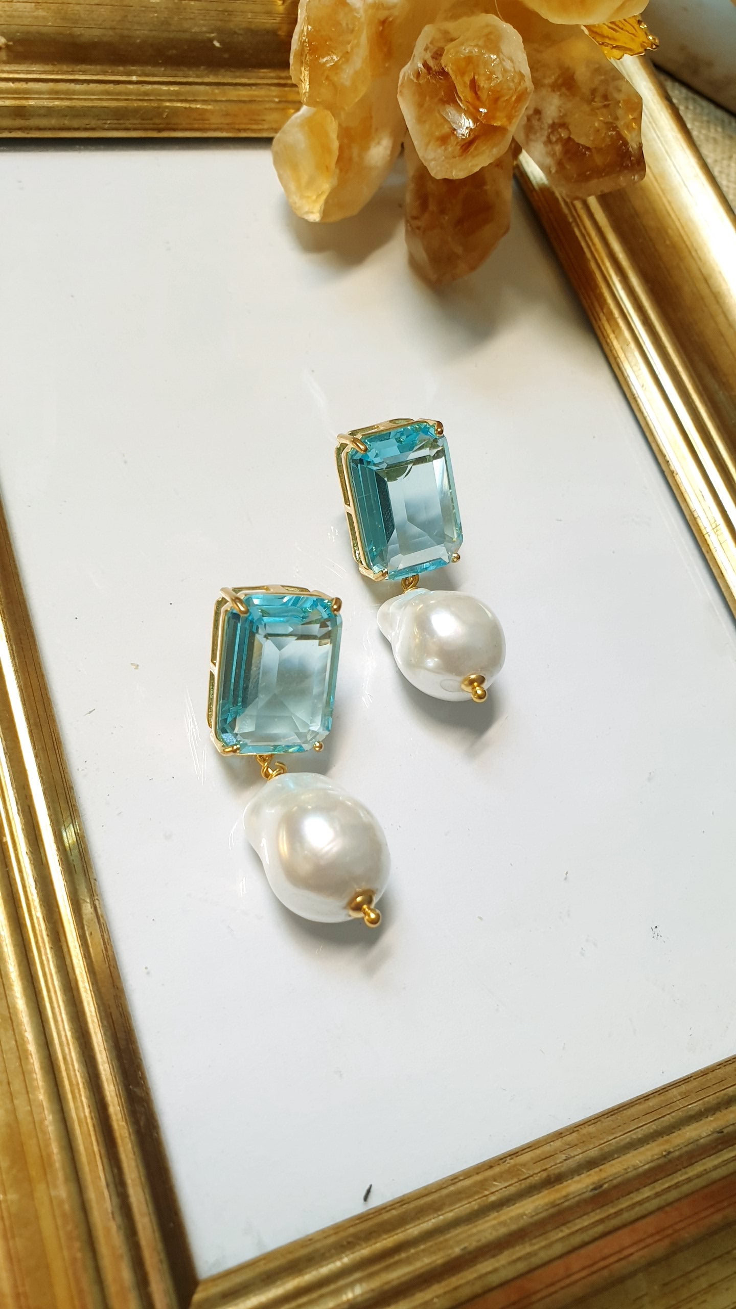 Orecchini in ottone con cristalli e perle di Maiorca