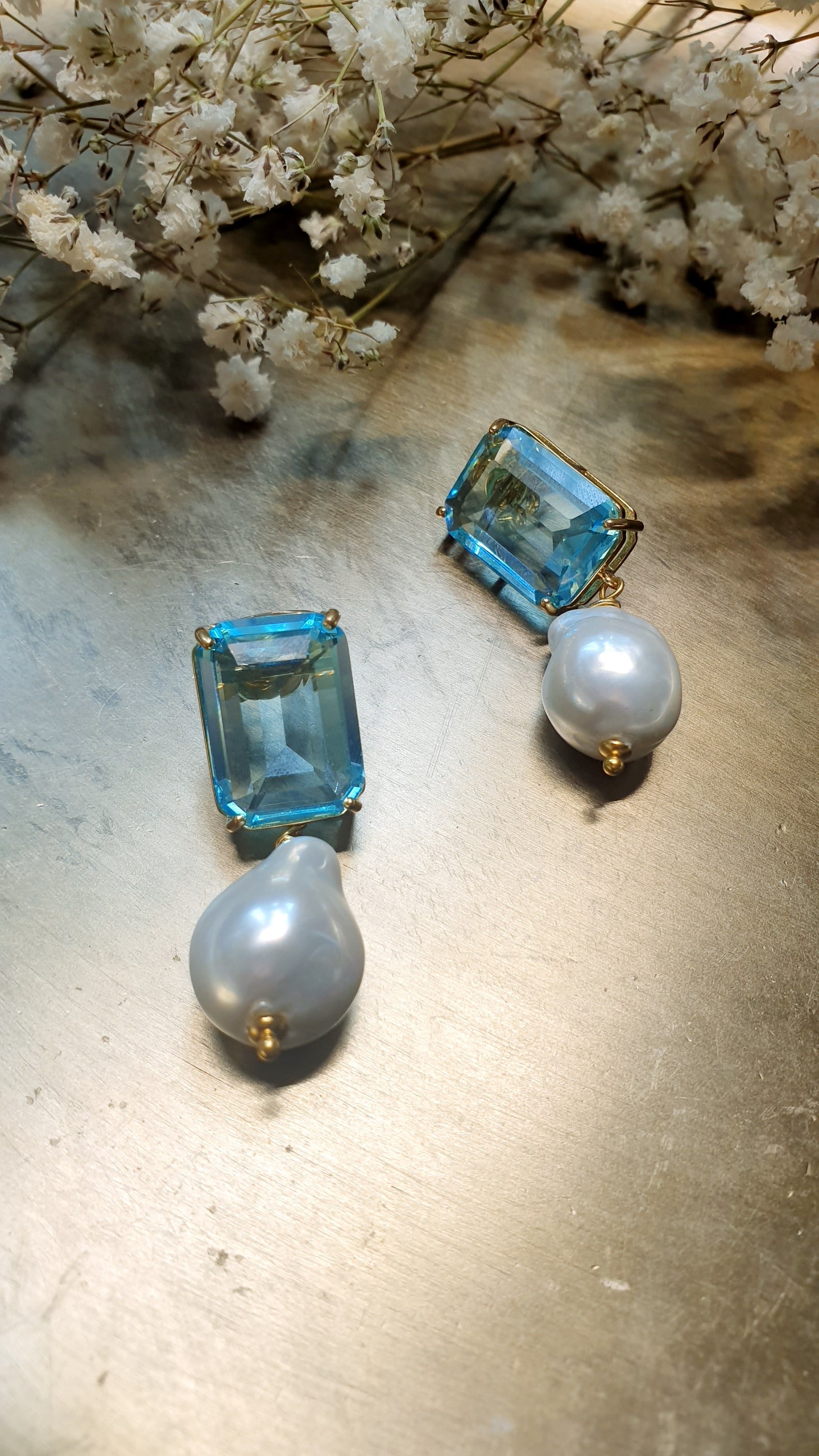 Orecchini in ottone con cristalli e perle di Maiorca