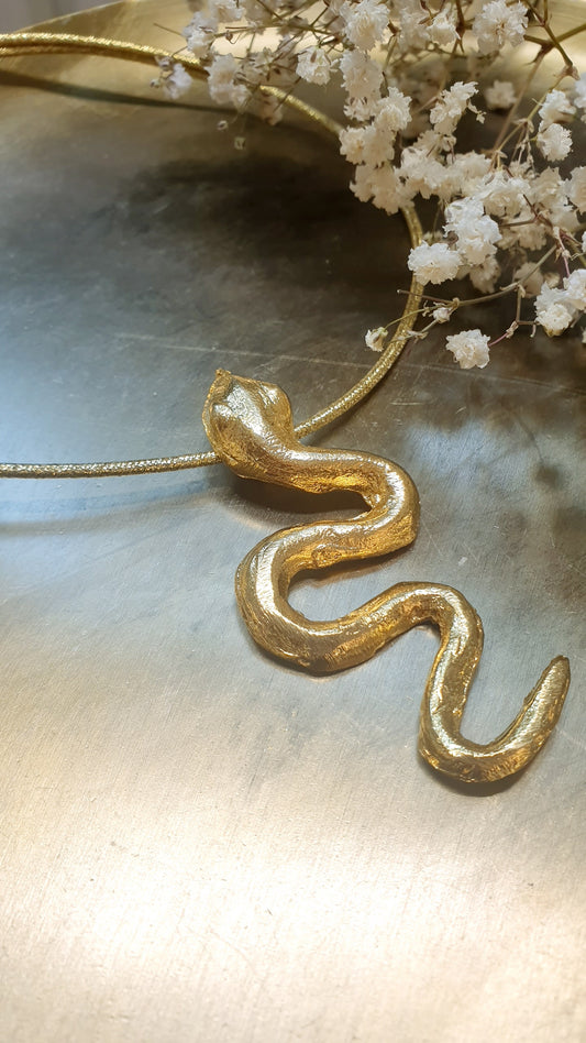 Girocollo magnetico con serpente