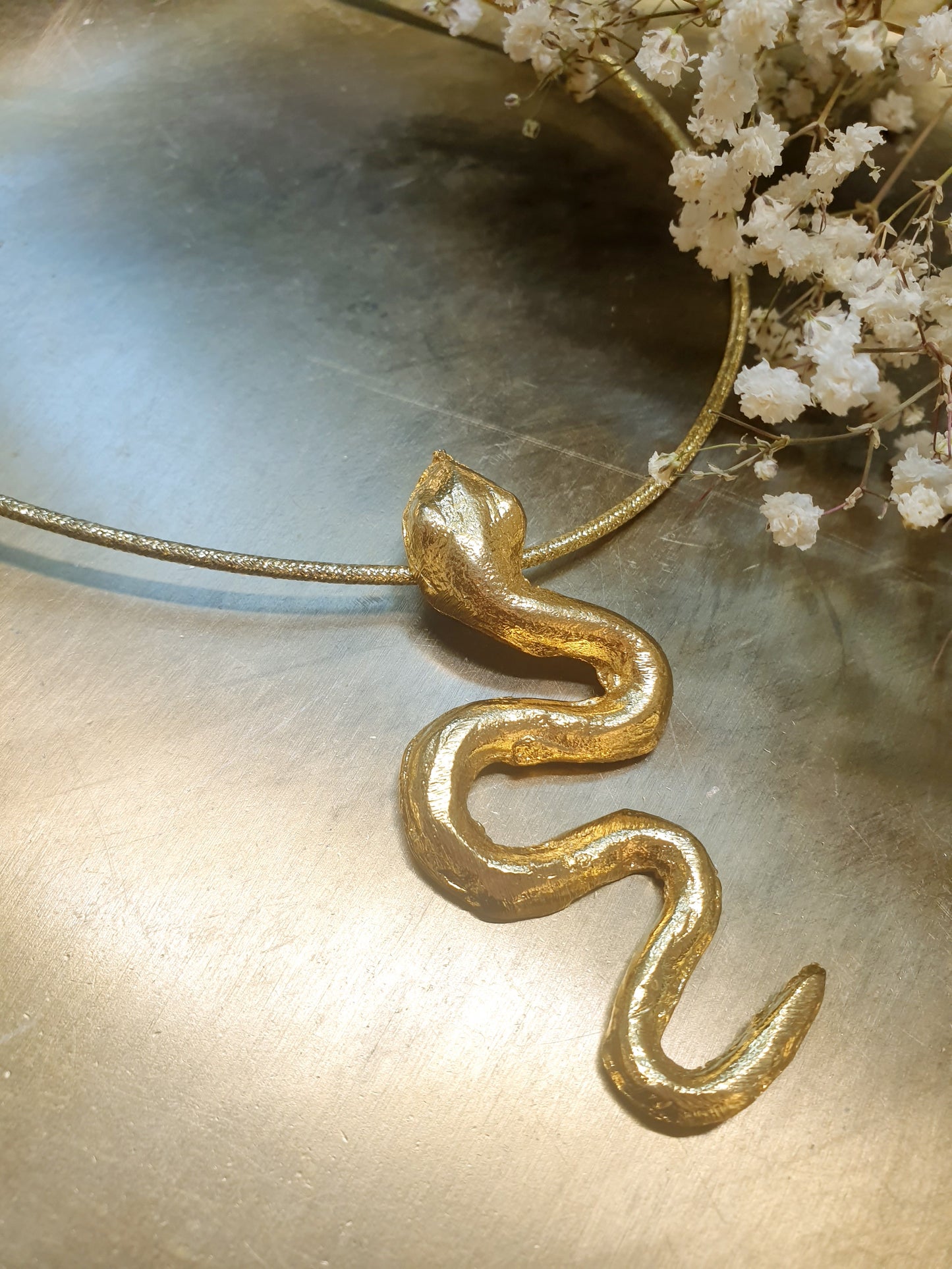 Girocollo magnetico con serpente