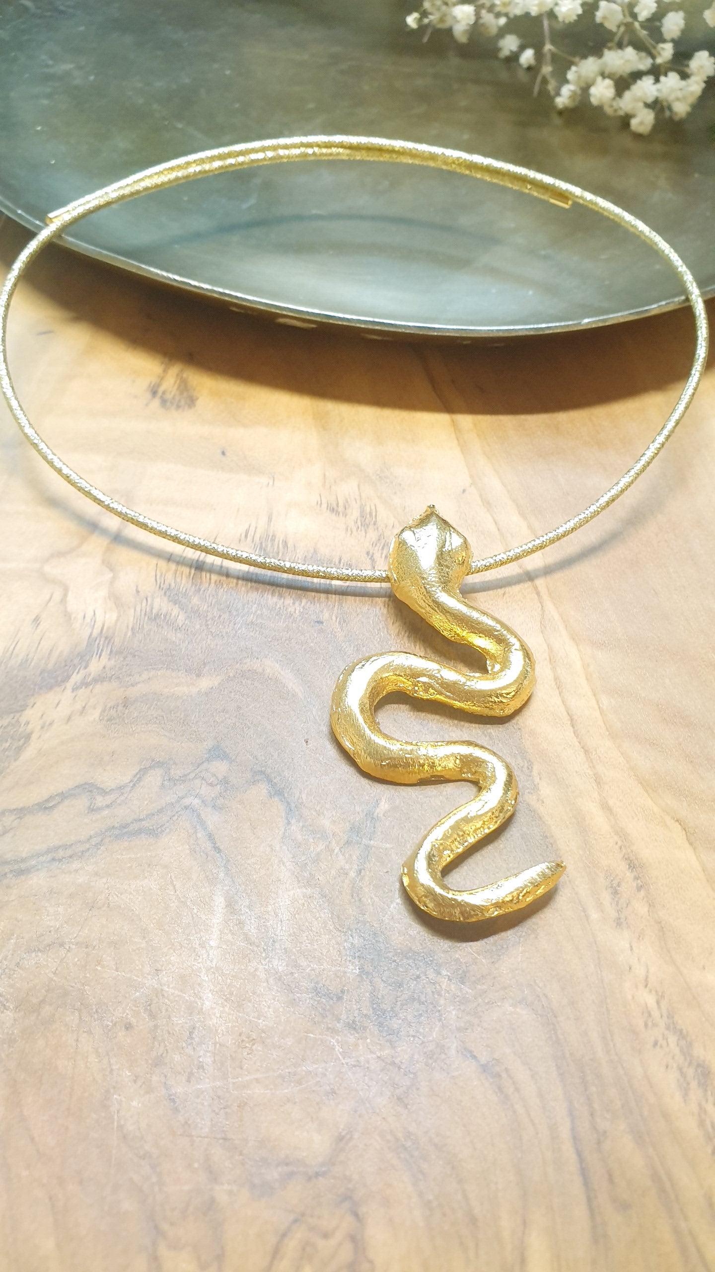 Girocollo magnetico con serpente