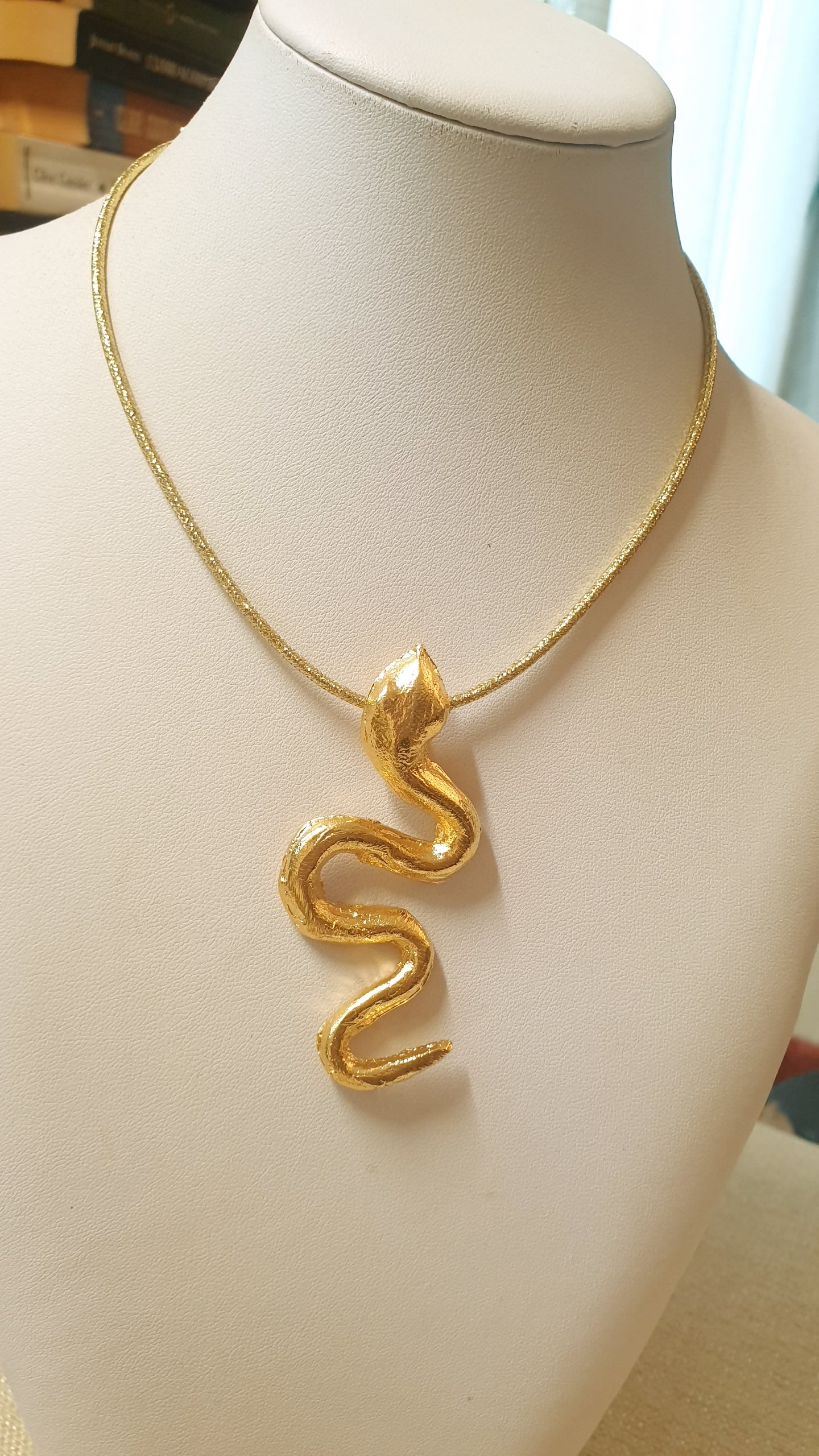 Girocollo magnetico con serpente
