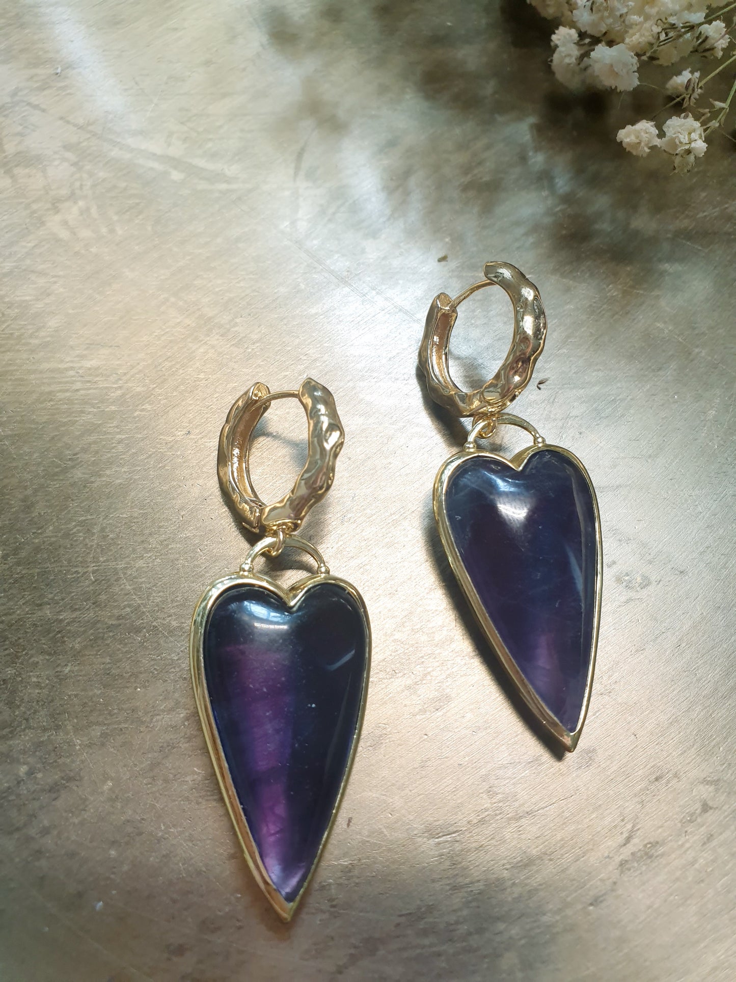Orecchini in bronzo con cuore di fluorite