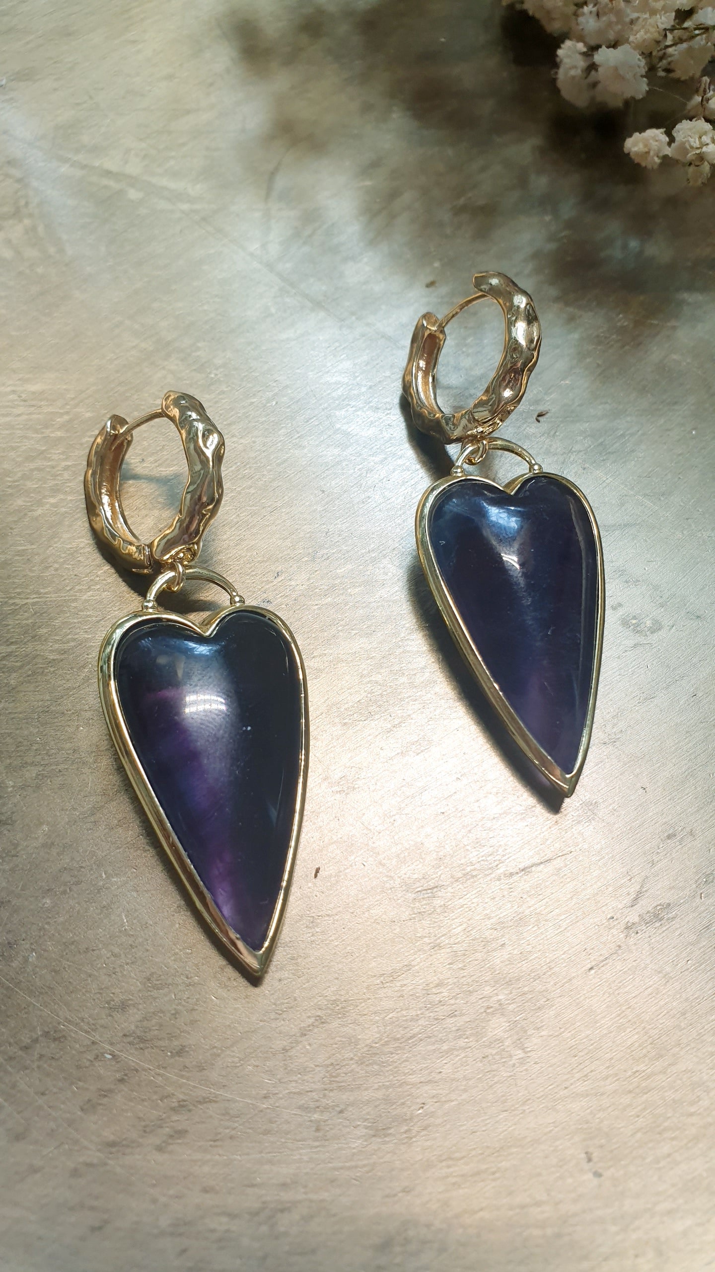 Orecchini in bronzo con cuore di fluorite