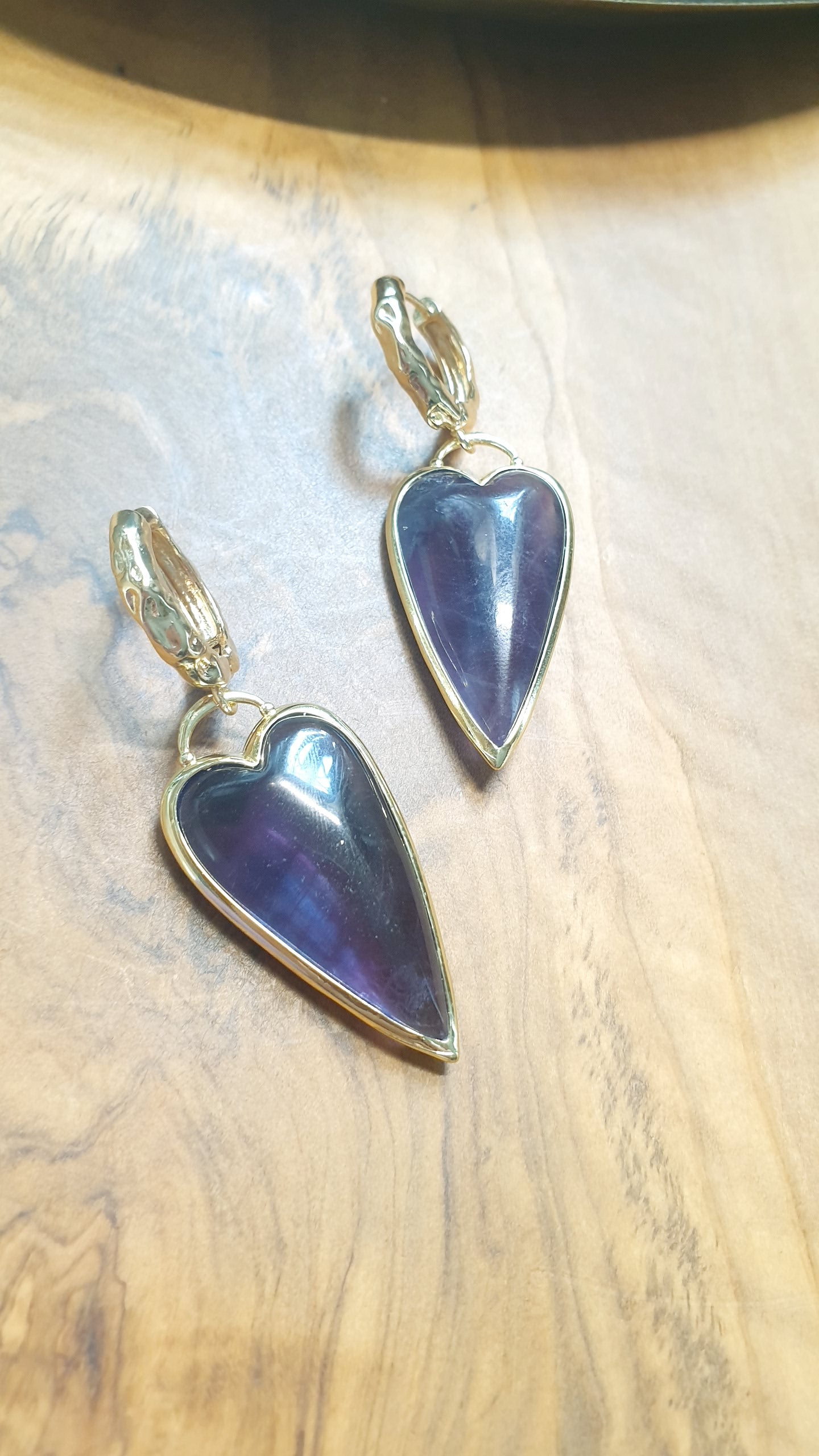 Orecchini in bronzo con cuore di fluorite