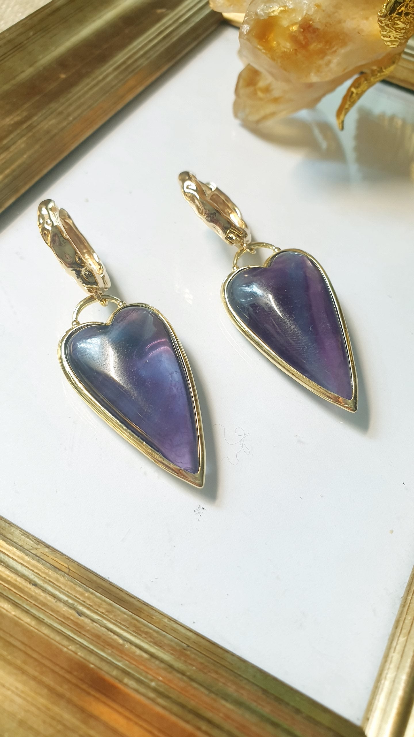 Orecchini in bronzo con cuore di fluorite