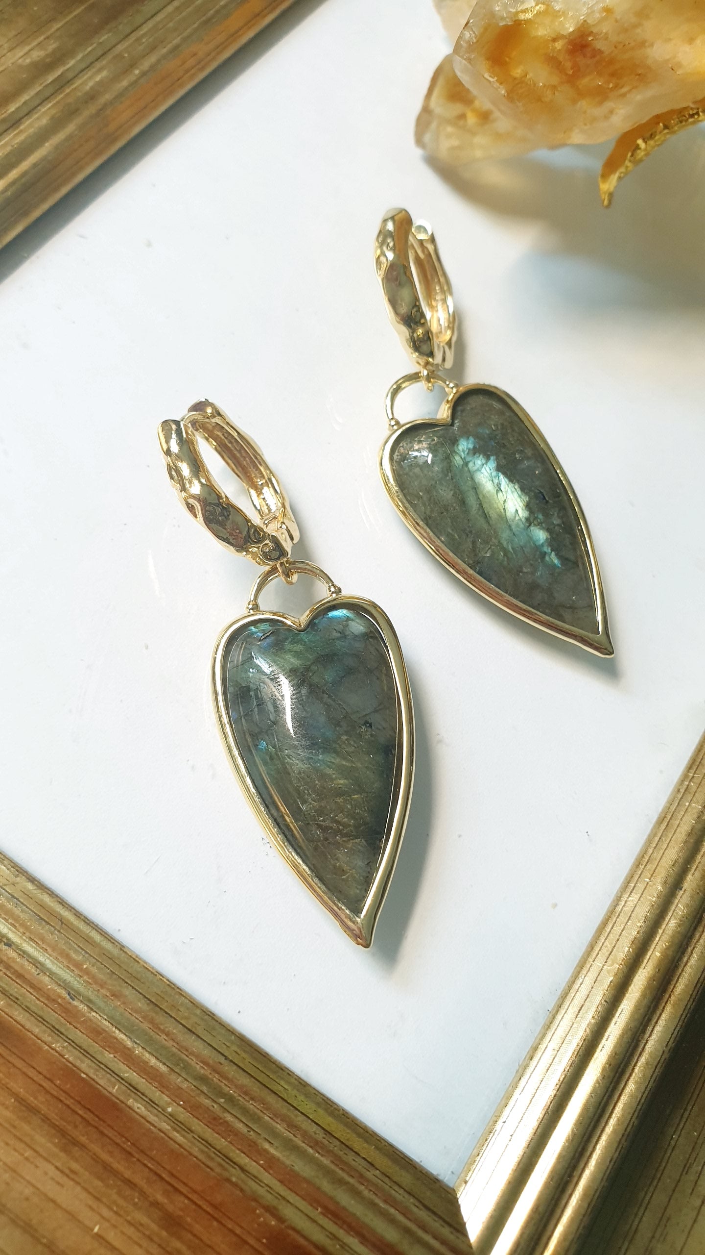 Orecchini cuore  in bronzo con labradorite