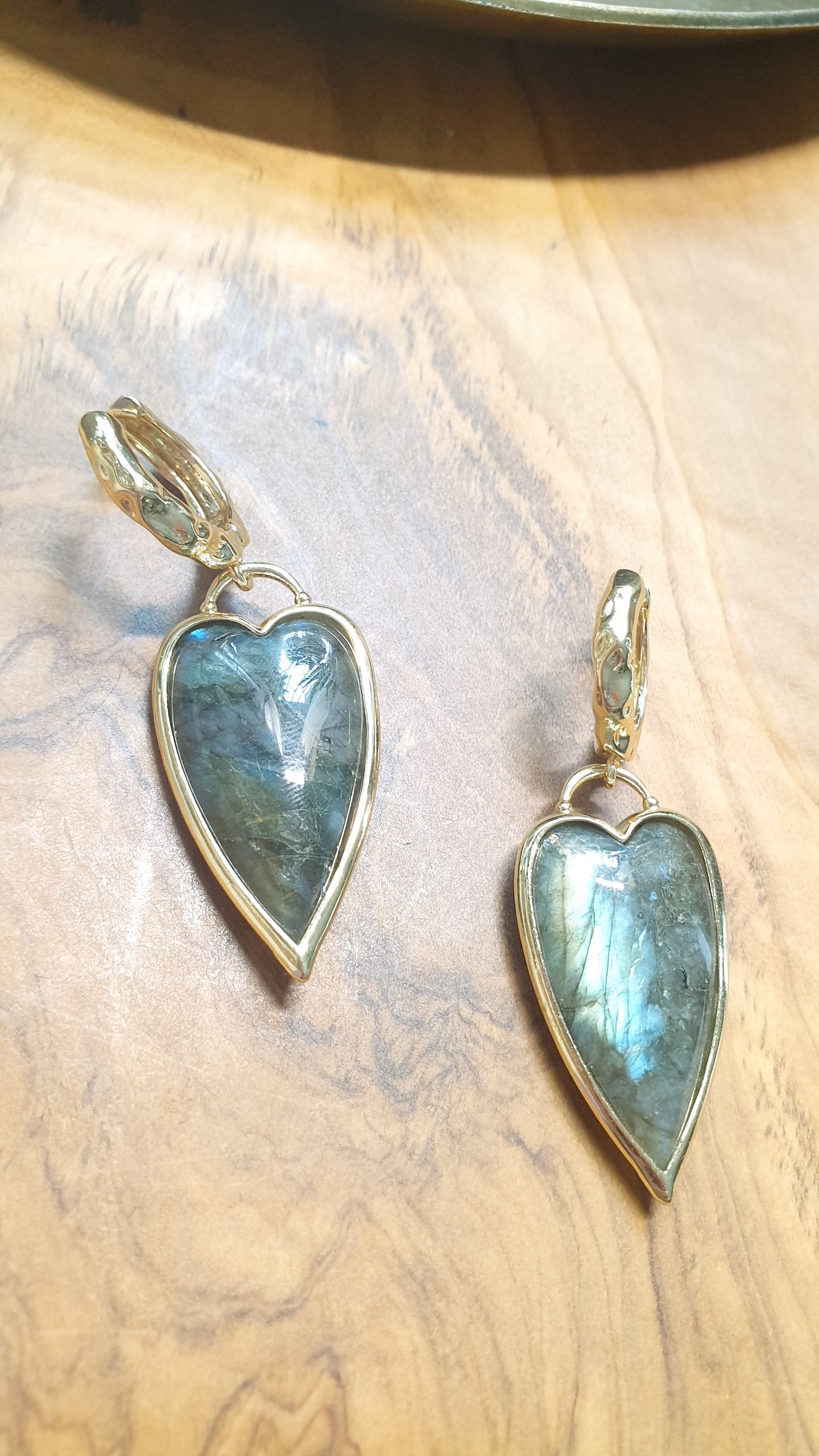 Orecchini cuore  in bronzo con labradorite