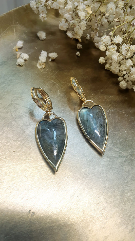 Orecchini cuore  in bronzo con labradorite