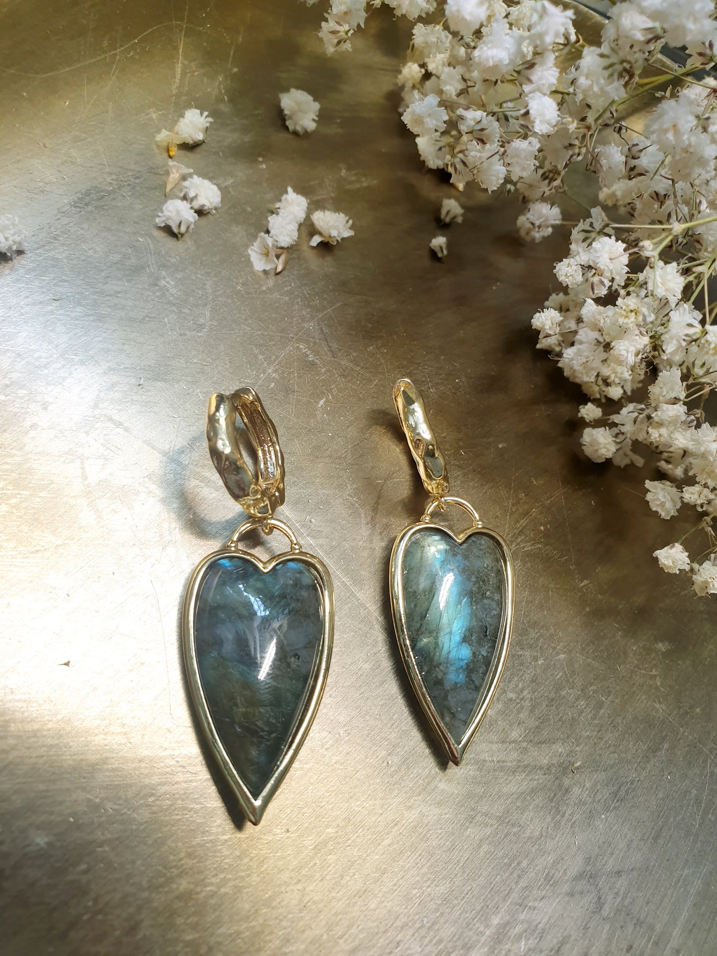 Orecchini cuore  in bronzo con labradorite