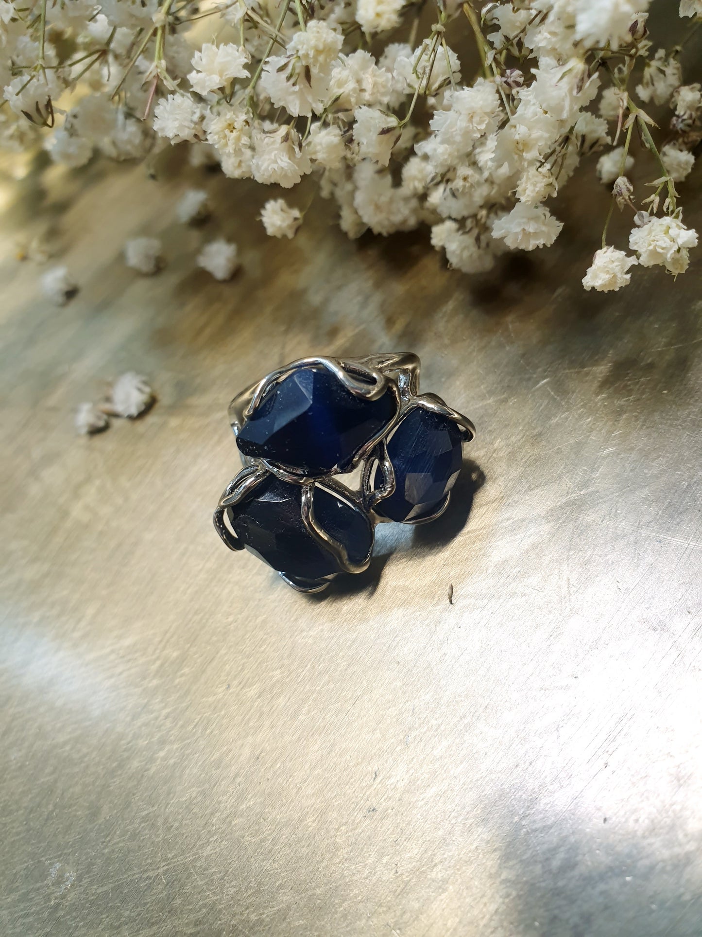 Anello in bronzo color argento con agata blu