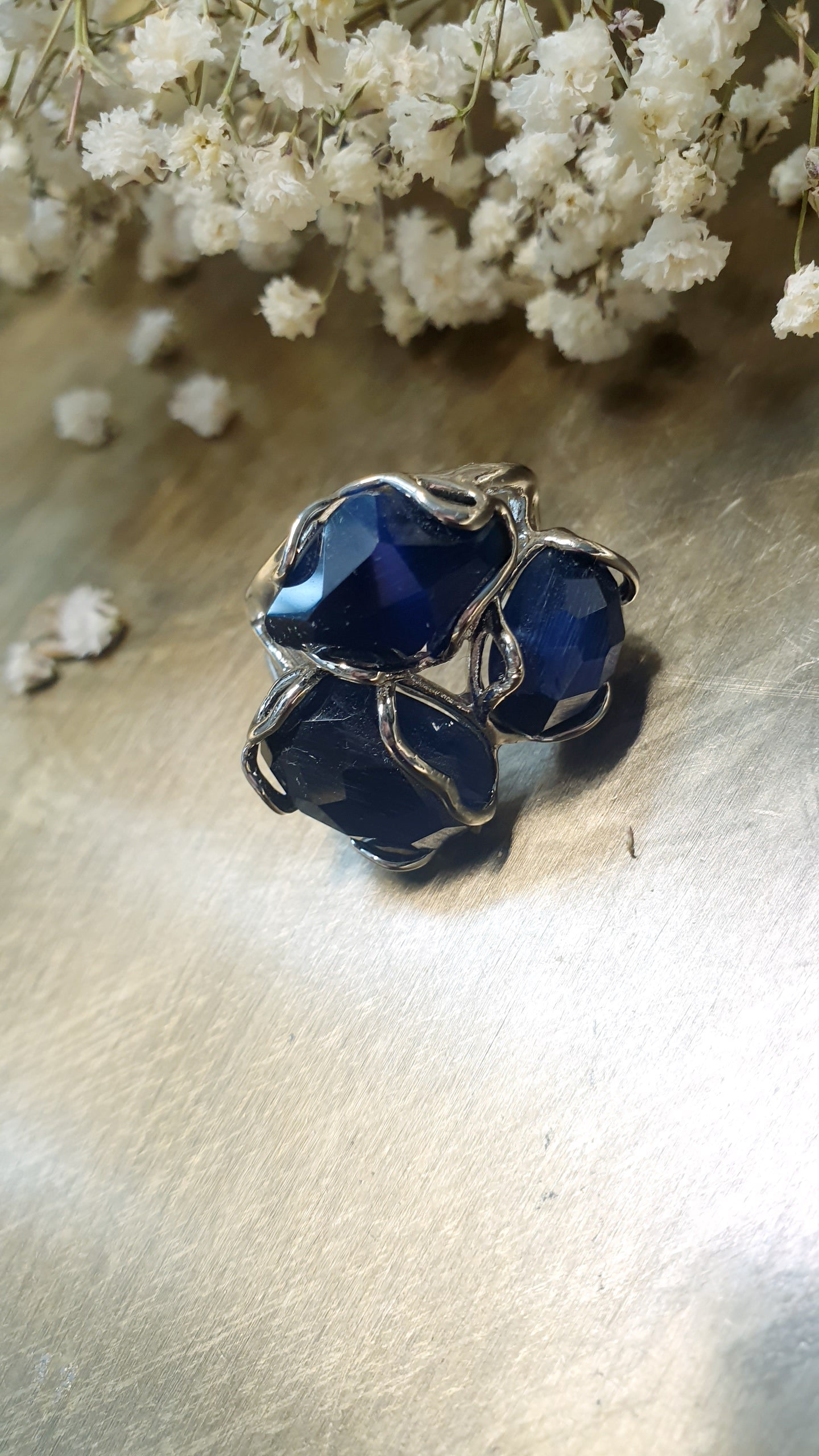 Anello in bronzo color argento con agata blu