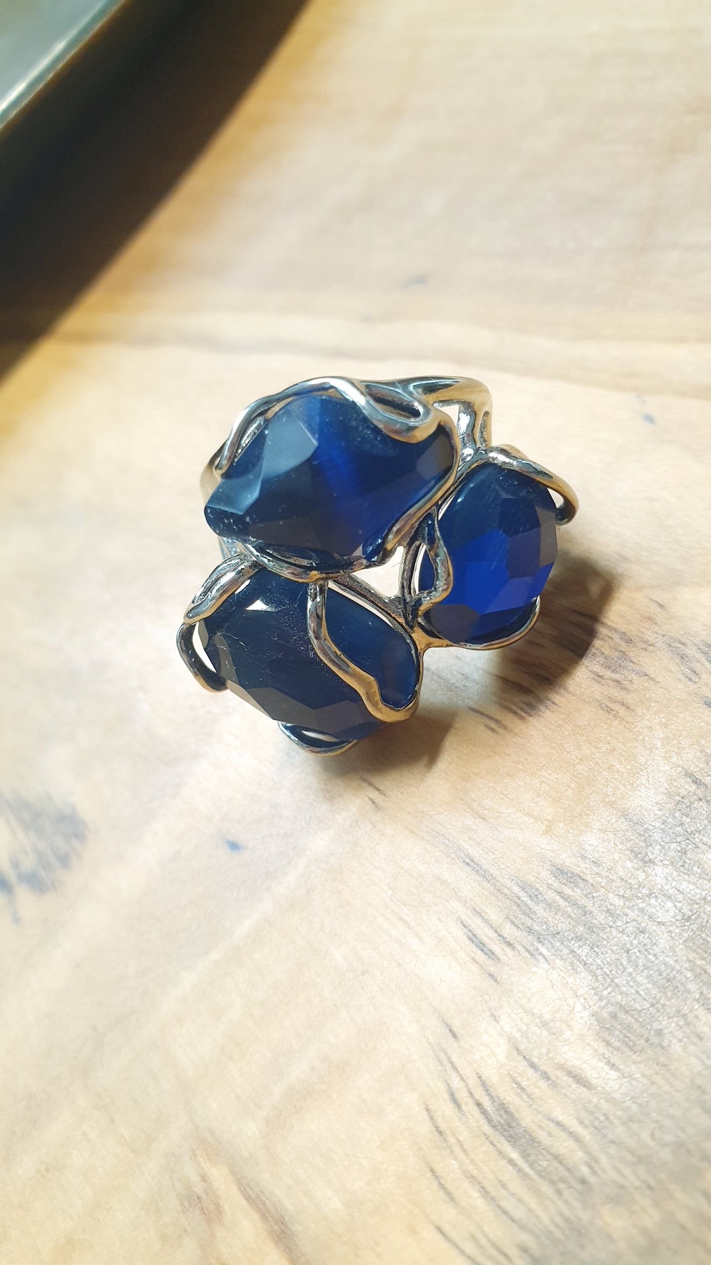 Anello in bronzo color argento con agata blu