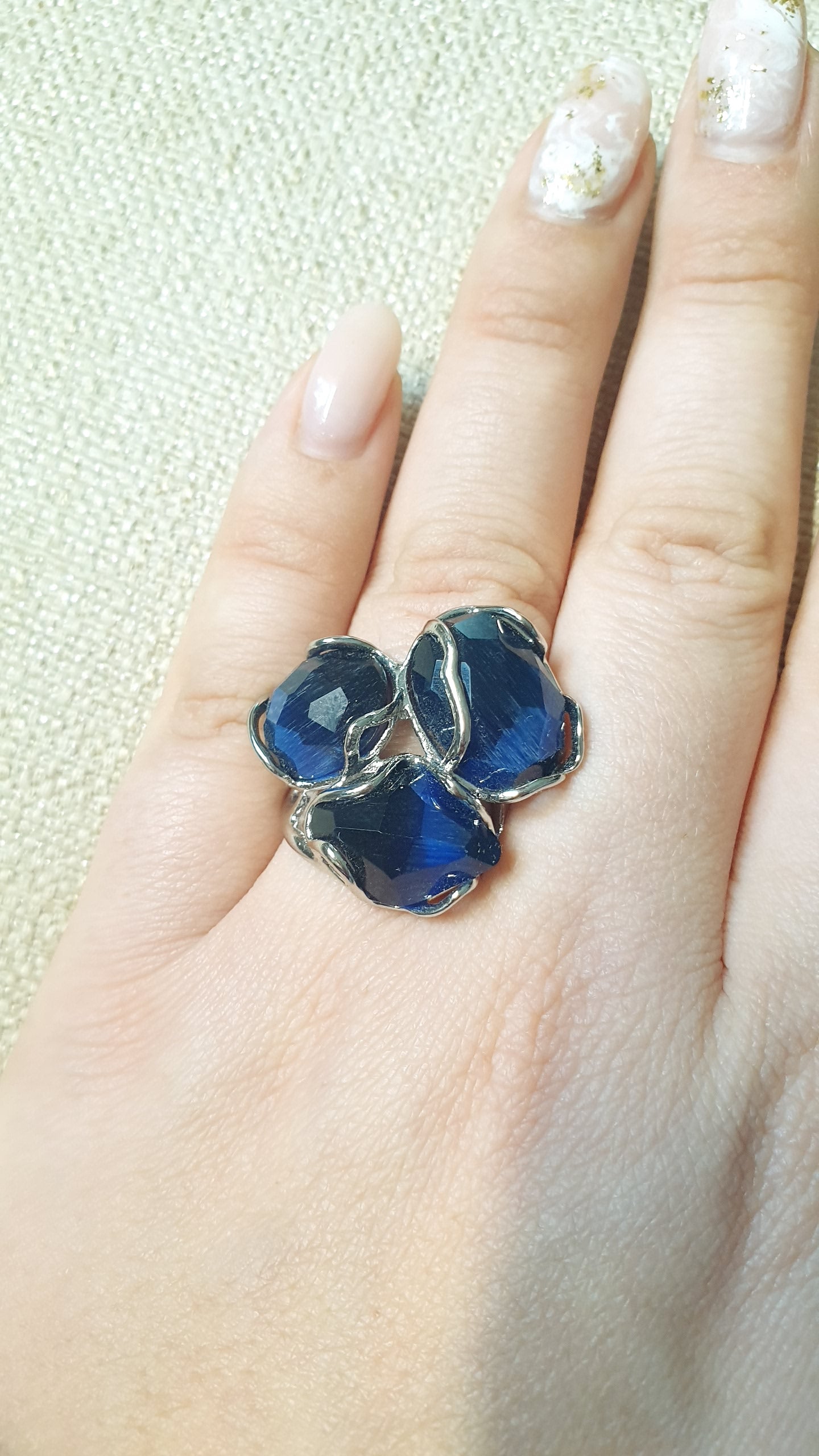 Anello in bronzo color argento con agata blu